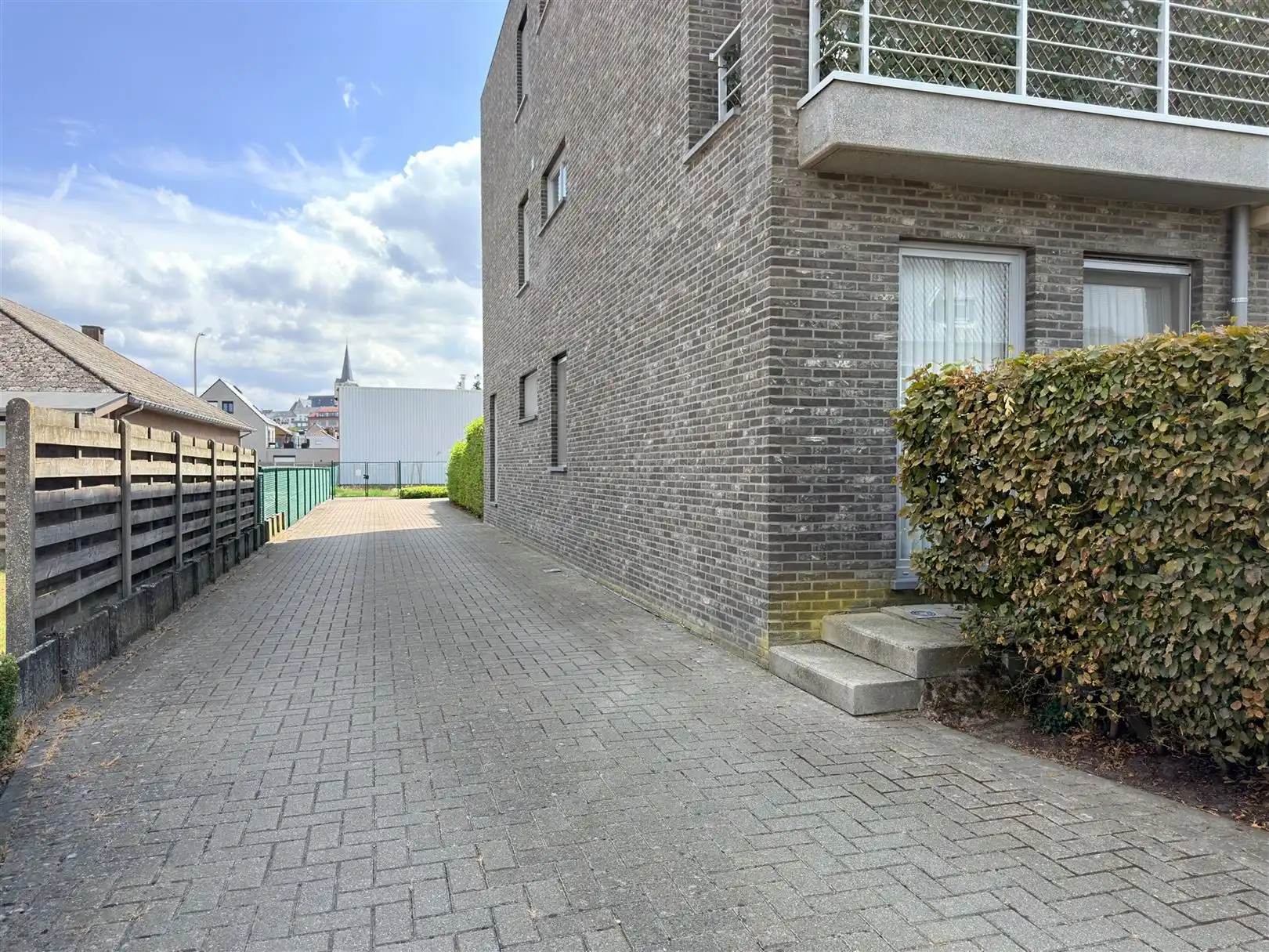 Goed gelegen garage met sectionaalpoort! foto 7