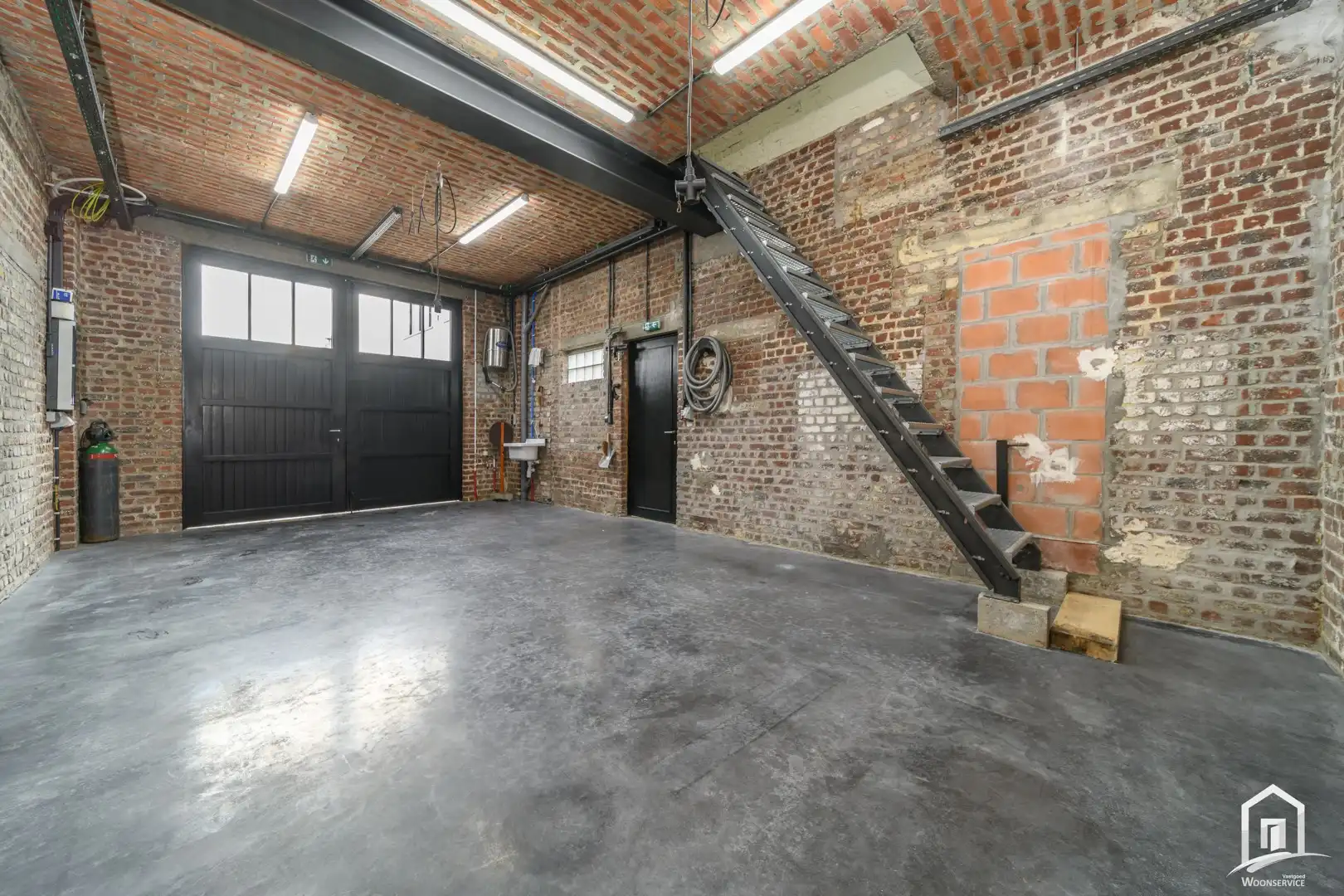 Magazijn op centrale locatie te Nieuwerkerken foto 4