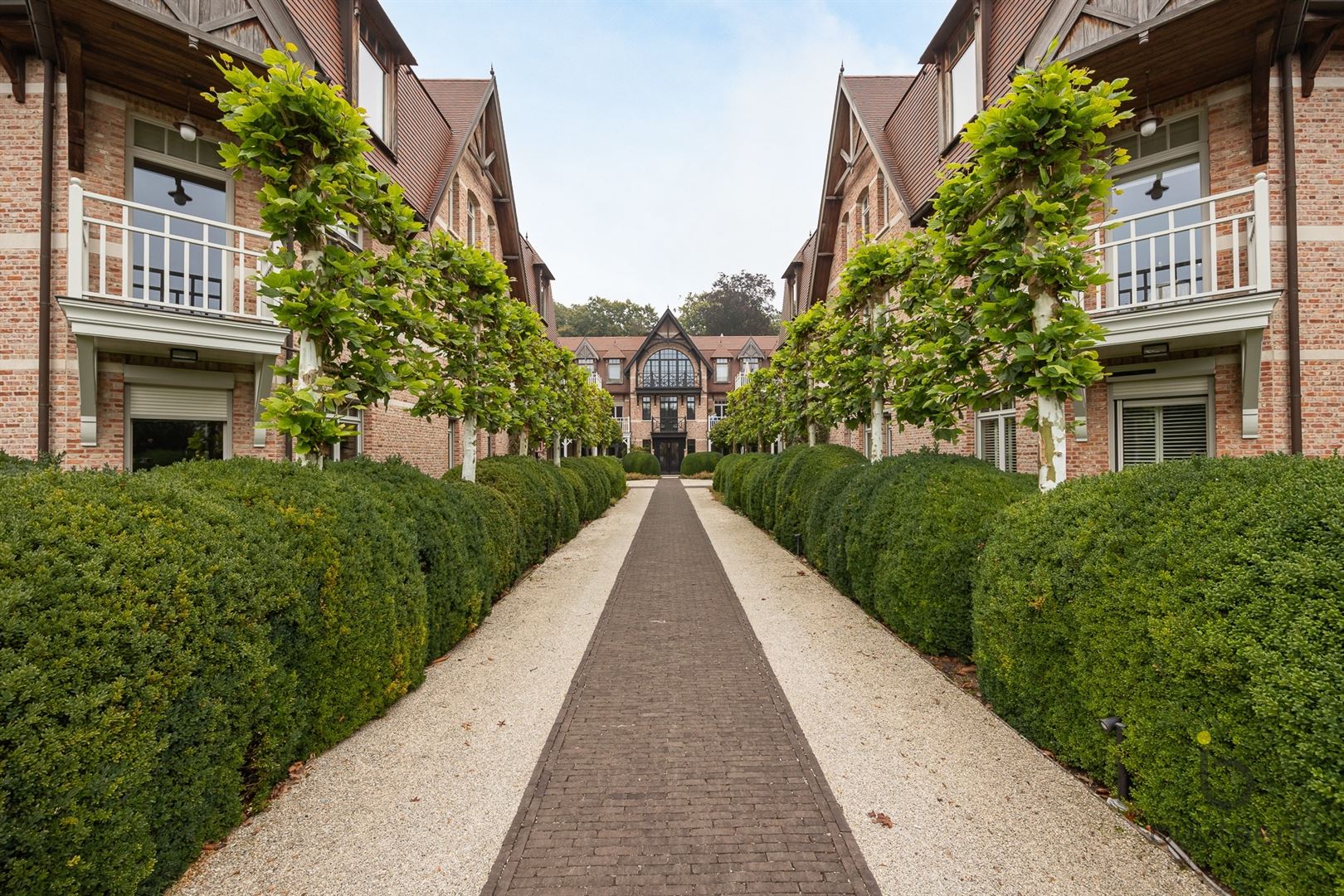 Ontdek deze adembenemende PENTHOUSE in het hartje van Schilde! foto {{pictureIndex}}