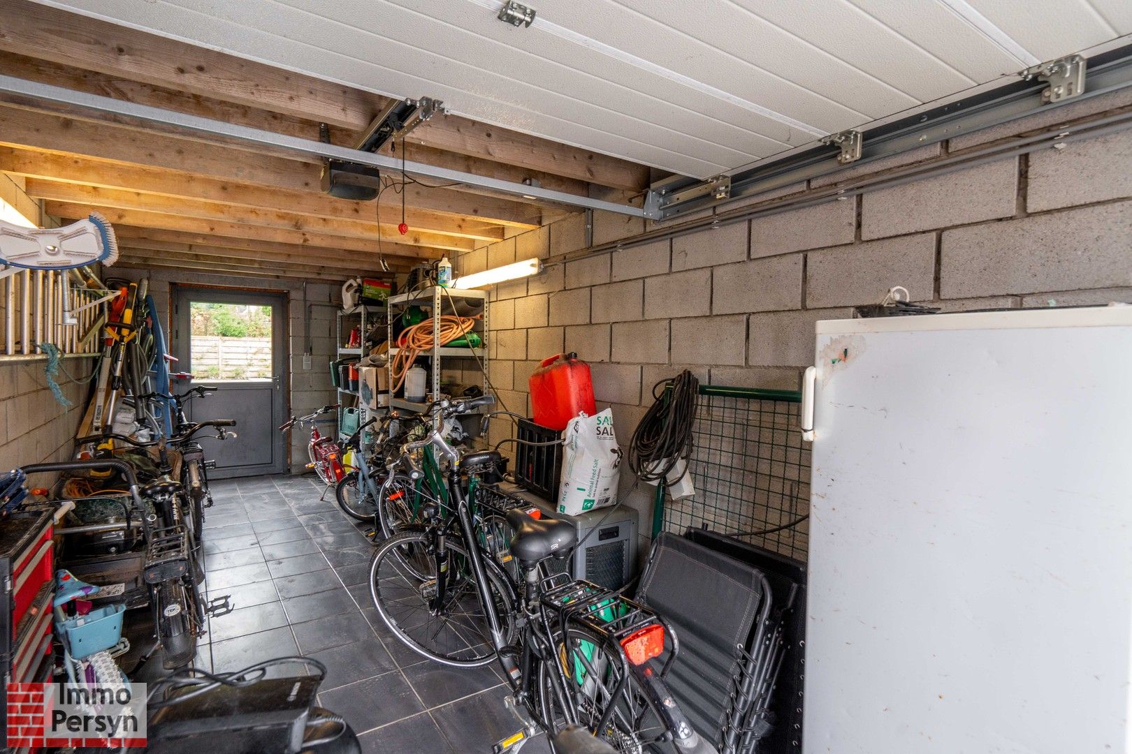 Prachtige HOB (2012) met 6 Slaapkamers, 2 Badkamers, Zwembad en Vrijstaande Garage foto 22