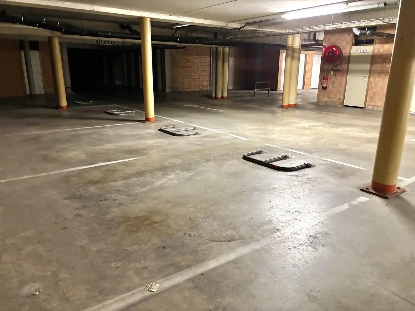 Overdekte staanplaats te huur op niveau -1 in residentie Apollo te Nieuwpoort-bad. foto 3