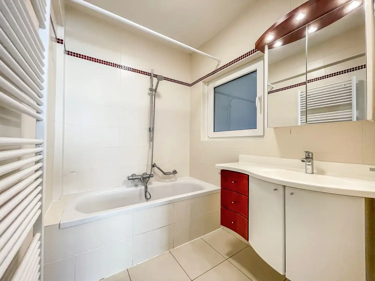 Recent gerenoveerd, lichtvol hoekappartement. Riant zicht op Lippenslaan en Kopsdreef. Mogelijkheid tot aankoop garage op gelijkvloers.  foto 11