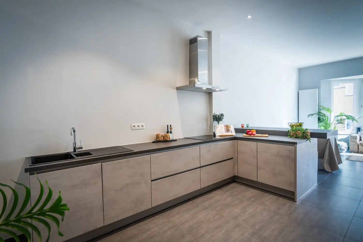 Stijlvol gerenoveerd appartement met hoge plafonds, 2 slpks vlak bij zee te koop in Oostende foto 10