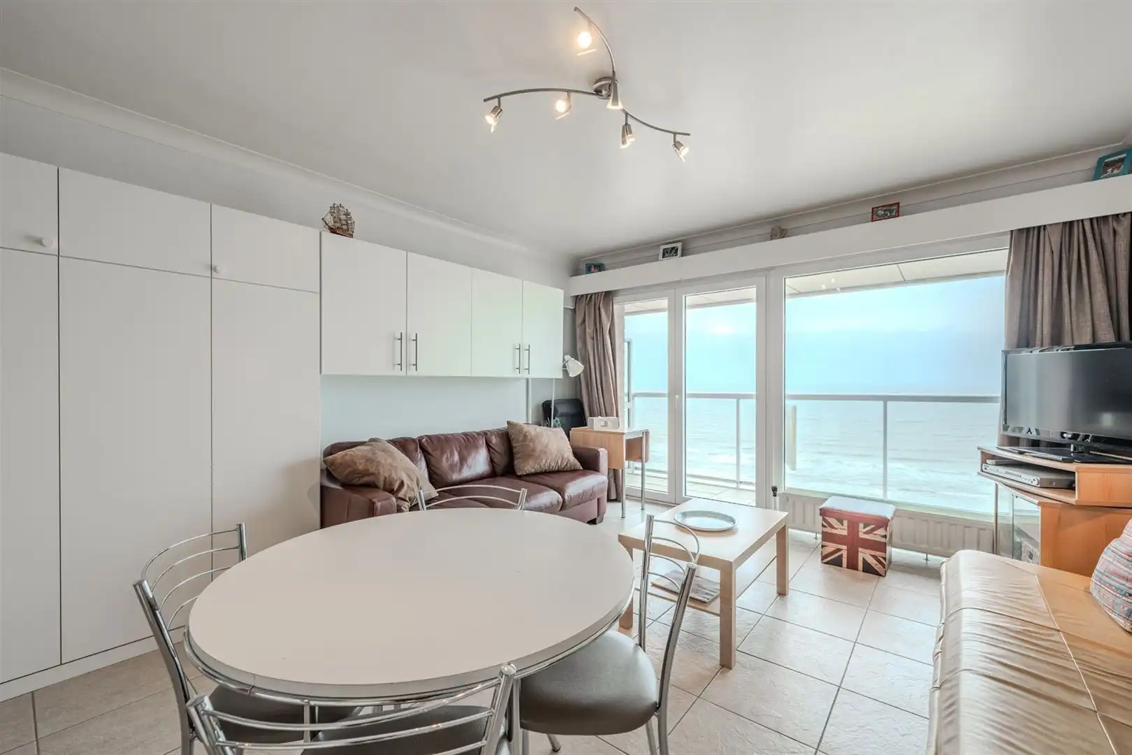 Studio met slaaphoek en frontaal zeezicht foto 5