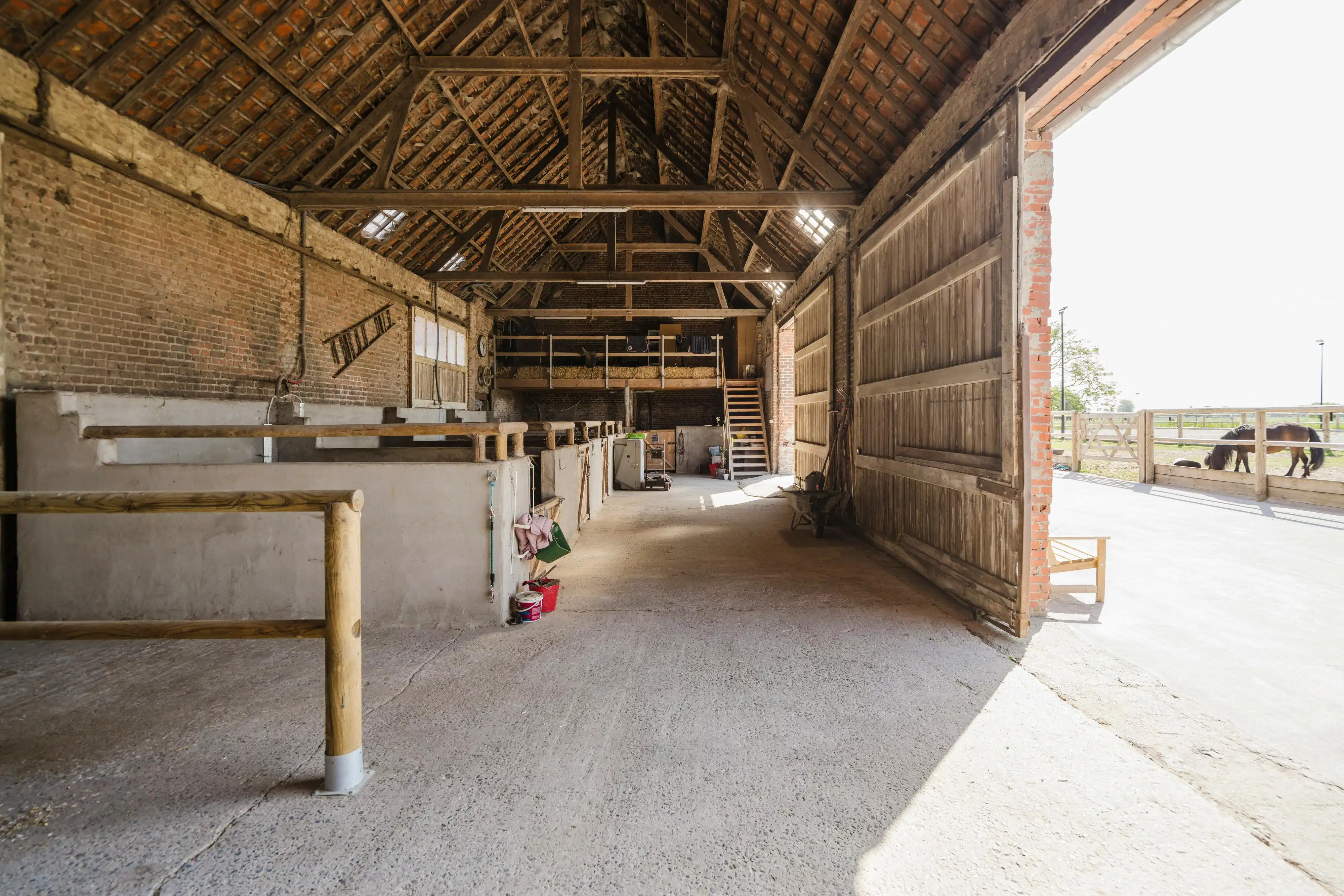 Karaktervolle hoeve met open zicht op de Kemmelberg en tal van mogelijkheden op 7.425 m² foto 11