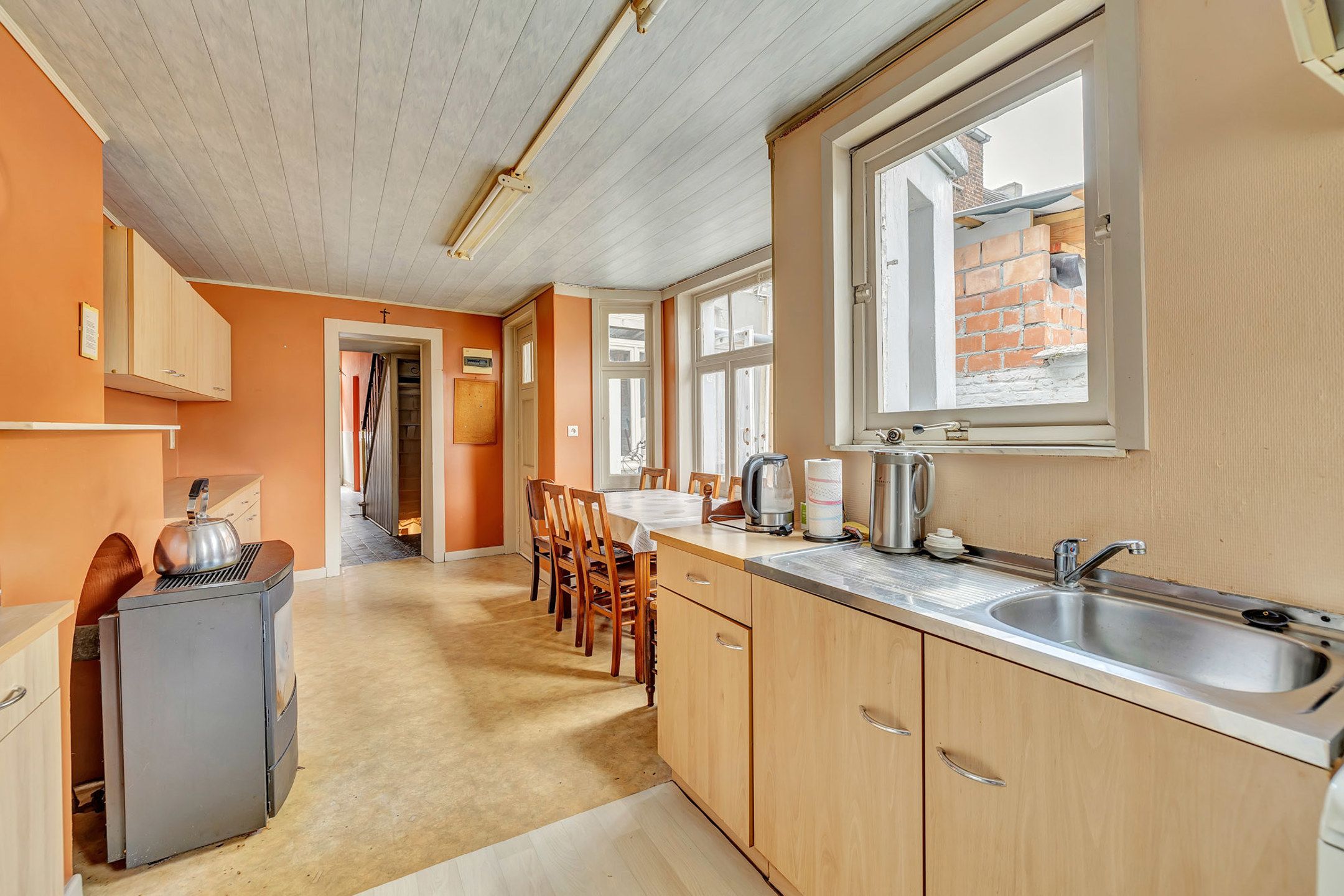 Charmante te renoveren woning met 4 slpks en tuin foto 10