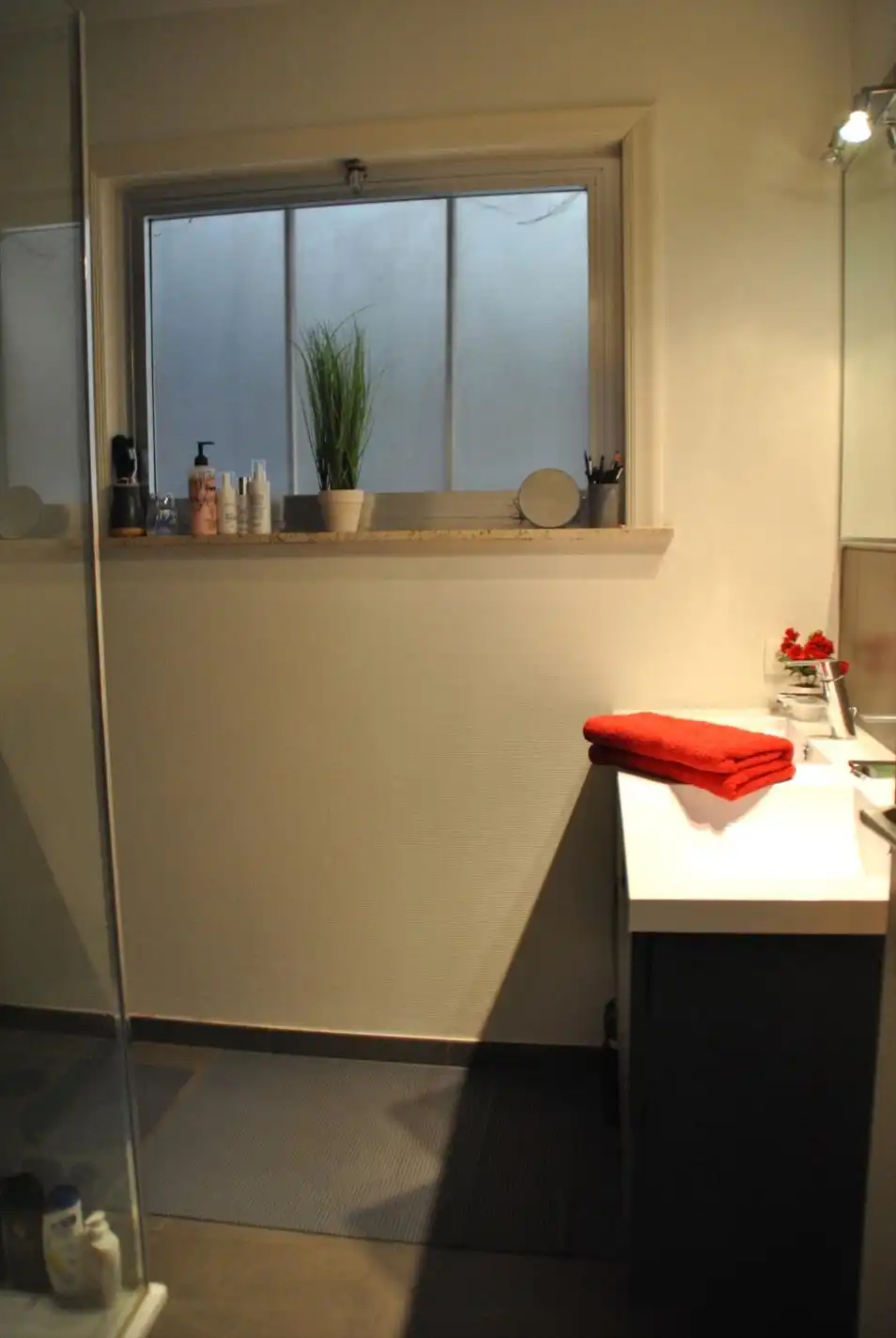 Zonrijk, ruim en gelijkvloers appartement met 2 slaapkamers, garage en zuidgericht terras … foto 12