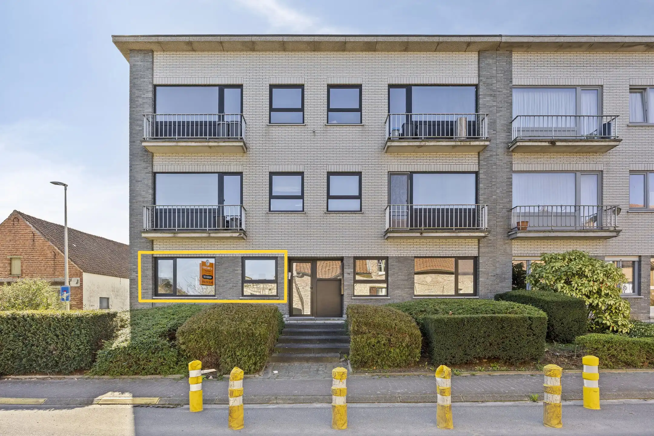 Gelijkvloers, gerenoveerd appartement met 2 slaapkamers foto 2