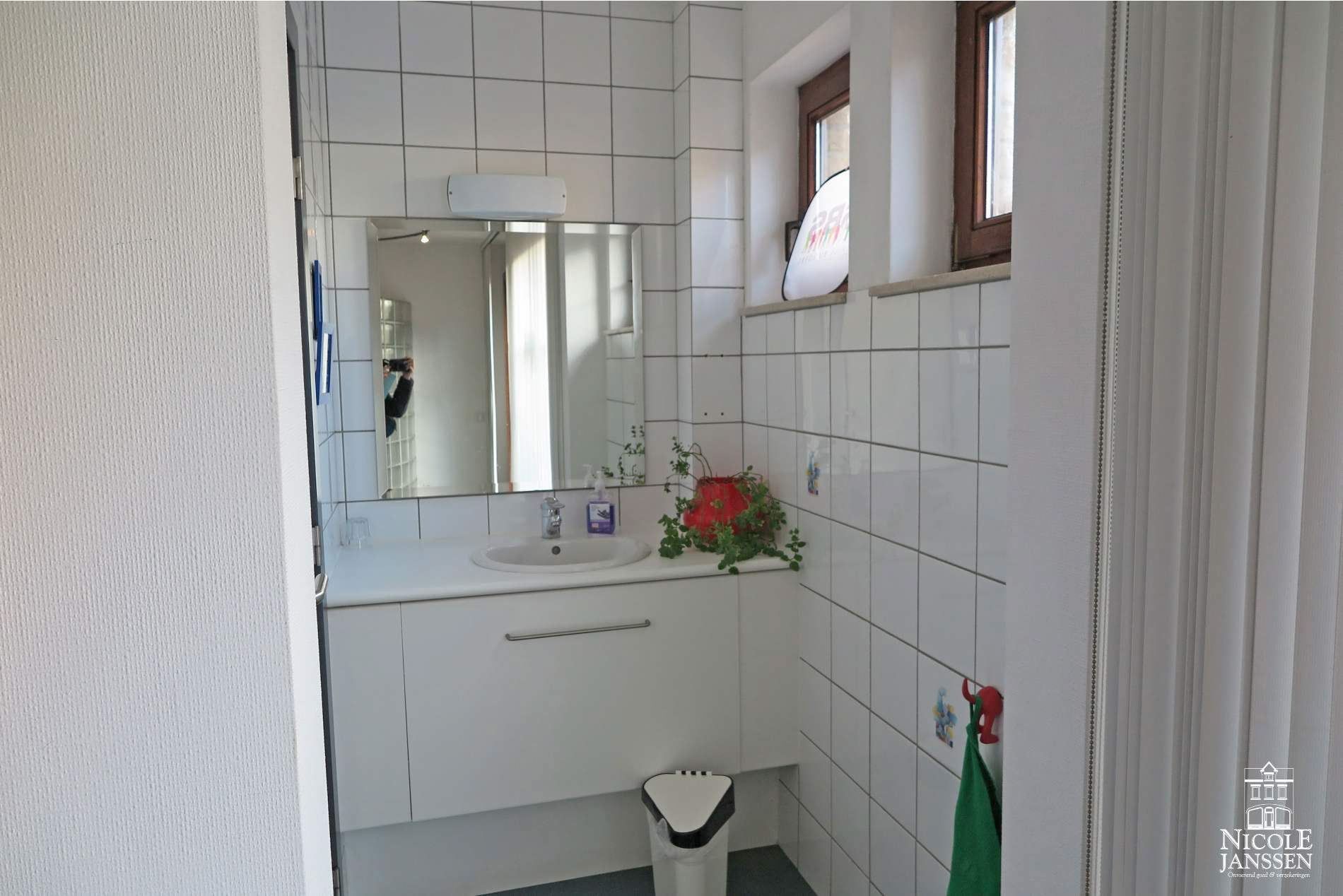 VERZORGD GELIJKVLOERS HANDELSPAND MET PARKEERGELEGENHEID OP EEN GOEDE LOCATIE foto 8