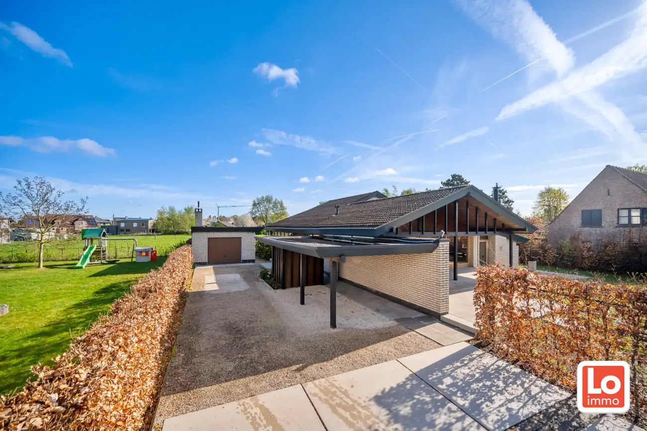 VERKOCHT!! Ruime charmante open bebouwing met afzonderlijke garage en carport op een toplocatie in Lochristi. foto 3