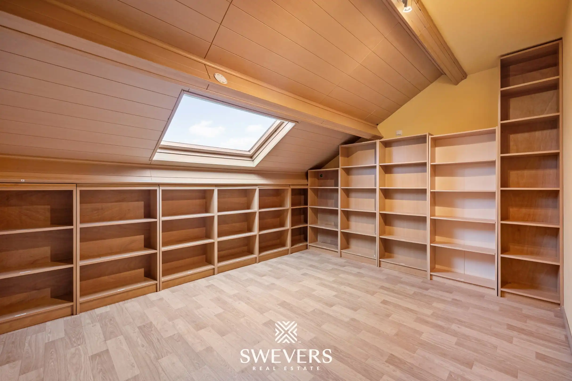 Ideale starterswoning met 4 slaapkamers op zonrijk perceel foto 3