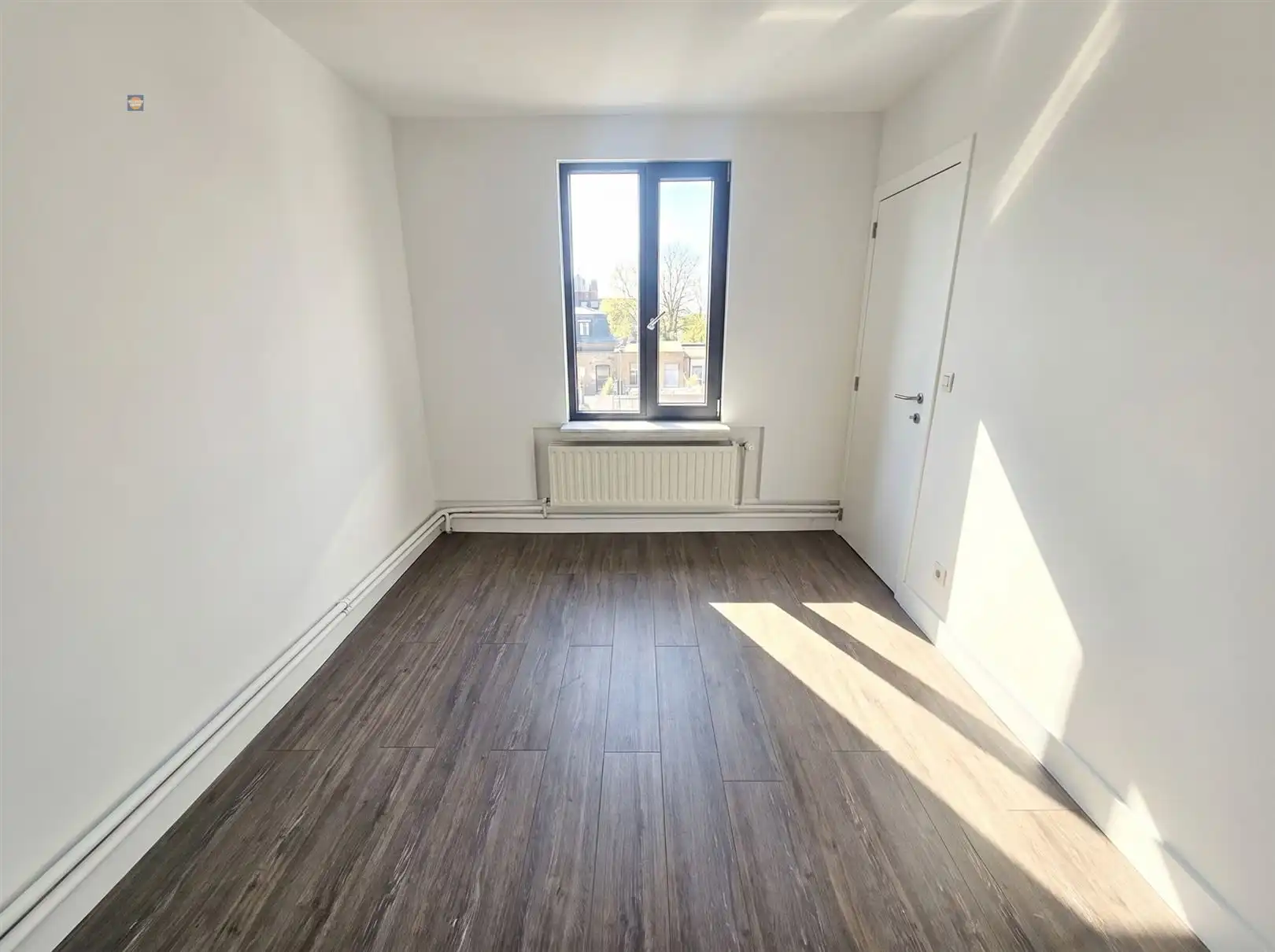 Recent gerenoveerde rijwoning met garage, tuin en 2 slaapkamers foto 12