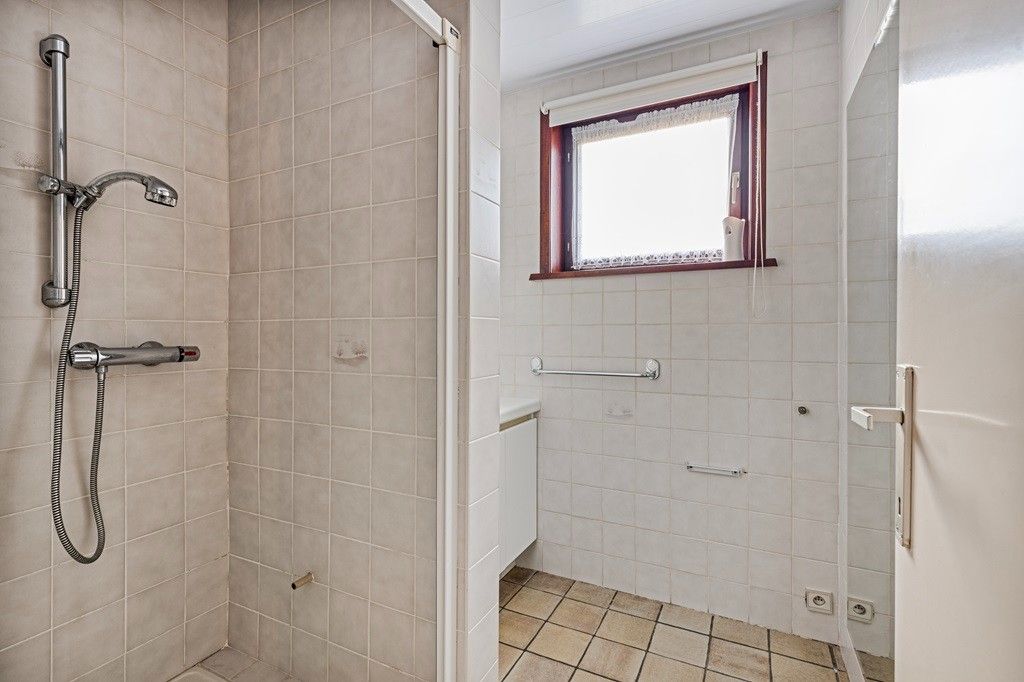 ADINKERKE: Zonnige bungalow/villa op mooie hoekligging met 2 slaapkamers en badkamer op het gelijkvloers, ruime garage en onderhoudsvriendelijke tuin op 633m² grondopp. foto 12