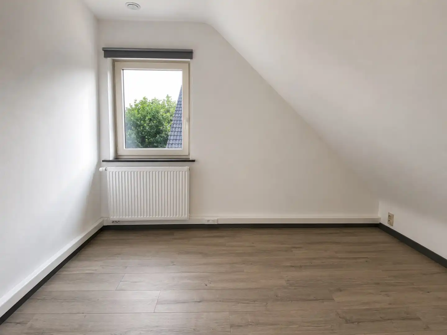 Gerenoveerde open bebouwing met drie slaapkamers, bureau en ruime tuin te huur in Merendree foto 14