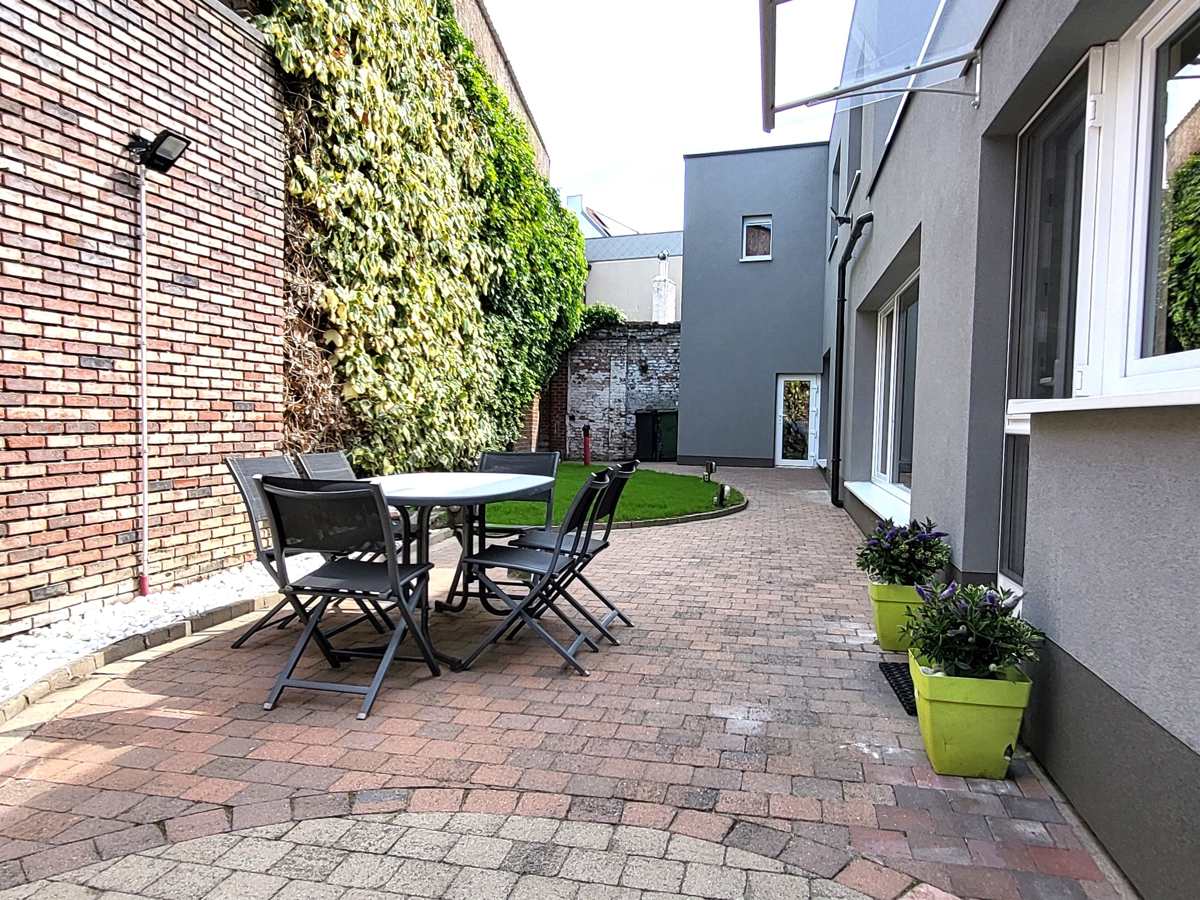 Knap gerenoveerde stadswoning op 194m² met tuin en garage. Topper! foto 2