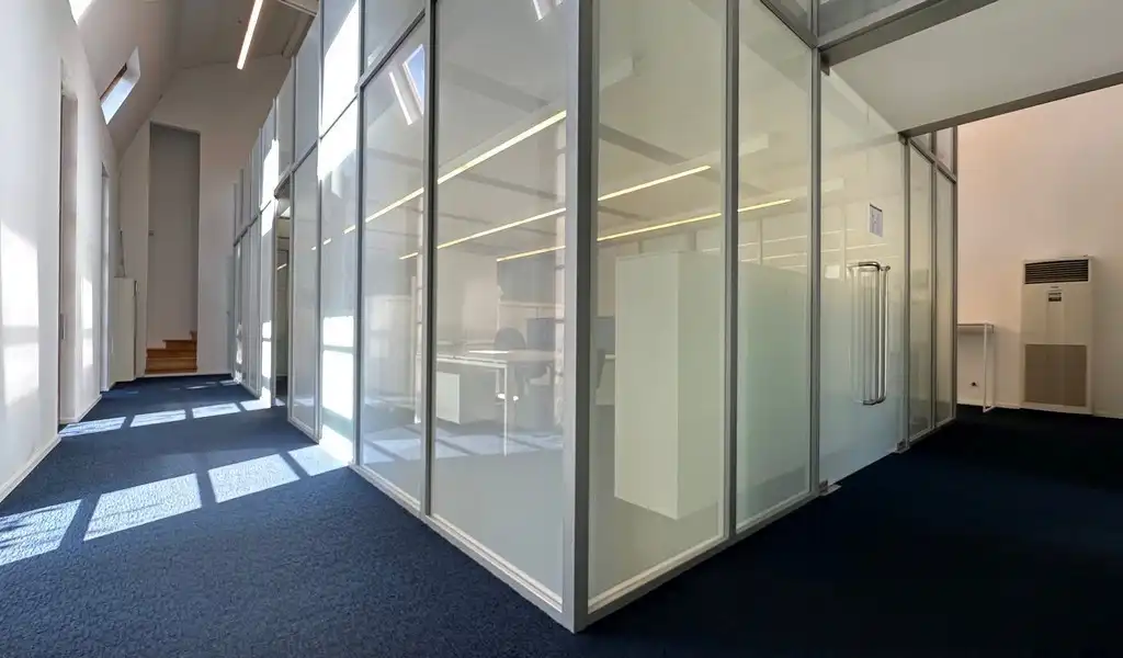 Ingedeeld kantoor te huur in standalone kantoorgebouw in Deurle foto 4