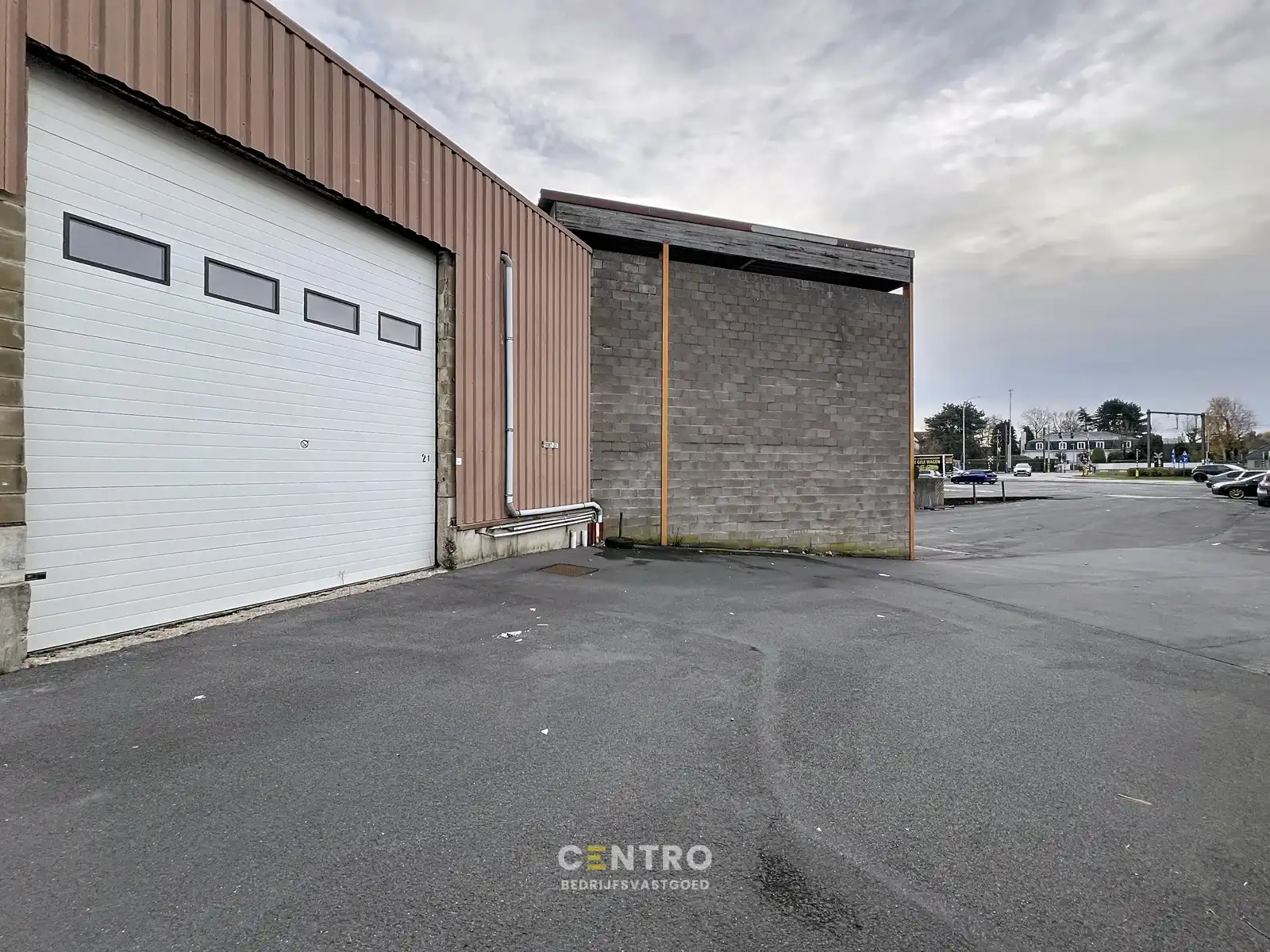 Logistieke LOODS/MAGAZIJN van ± 520m2 met 5 poorten waarvan 3 loskades TE ROESELARE ! foto 3