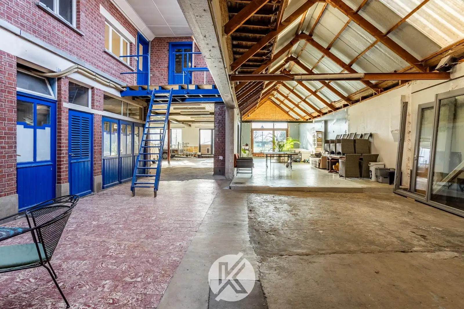 Ruime woning met polyvalente bijgebouwen foto 23