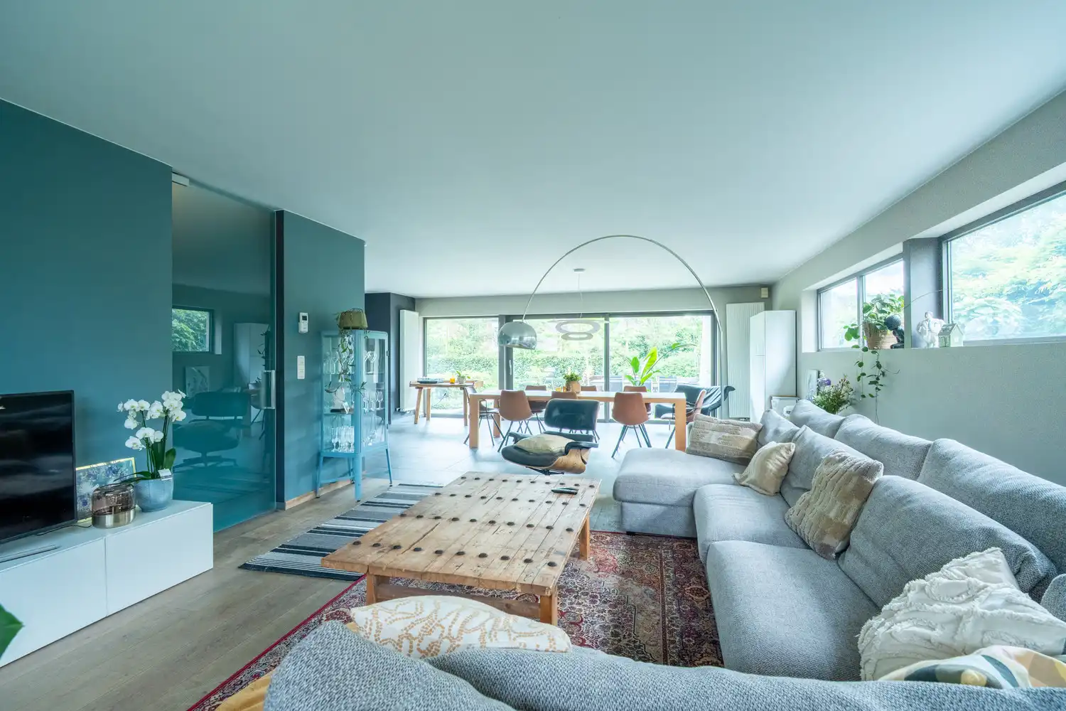 Een zonovergoten woning met aangelegde tuin en vijver, met instelprijs. foto 5