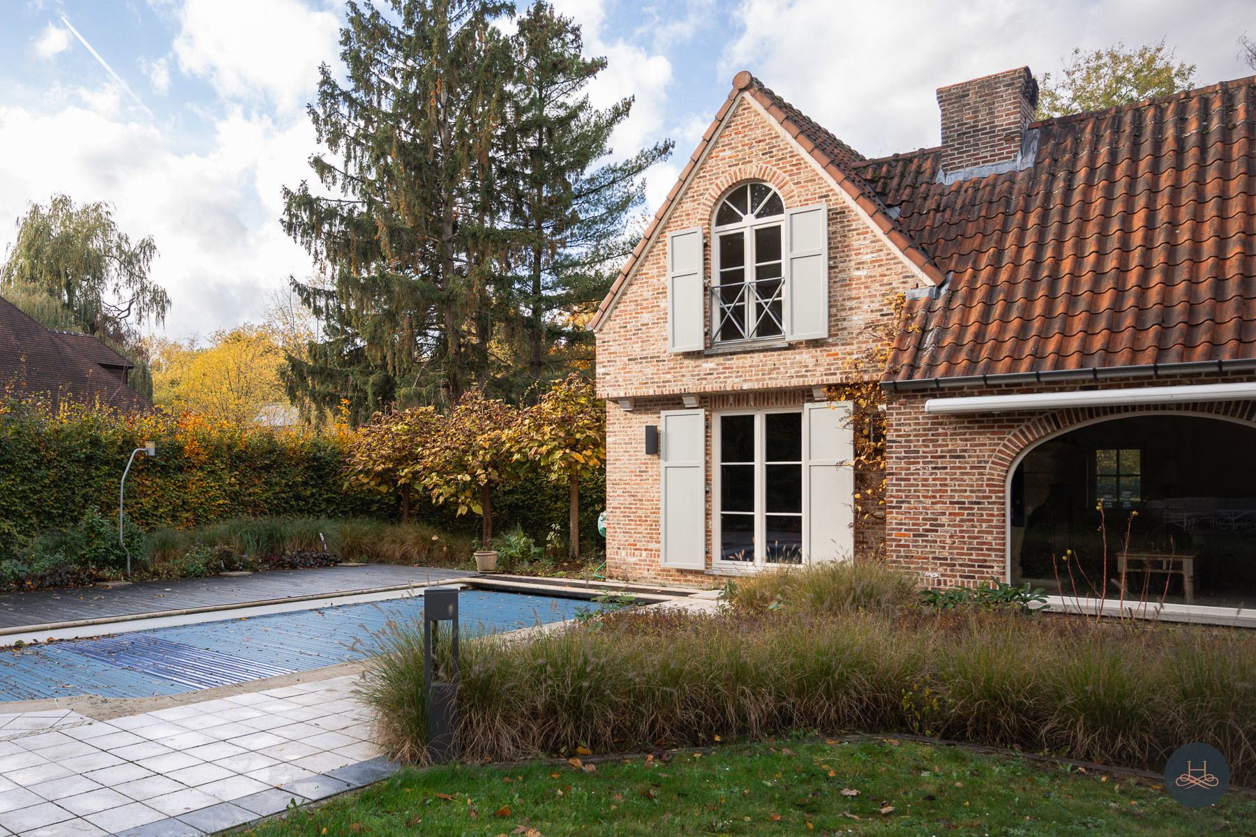 Riant landhuis met zwembad op ruim perceel in rustige wijk foto 28