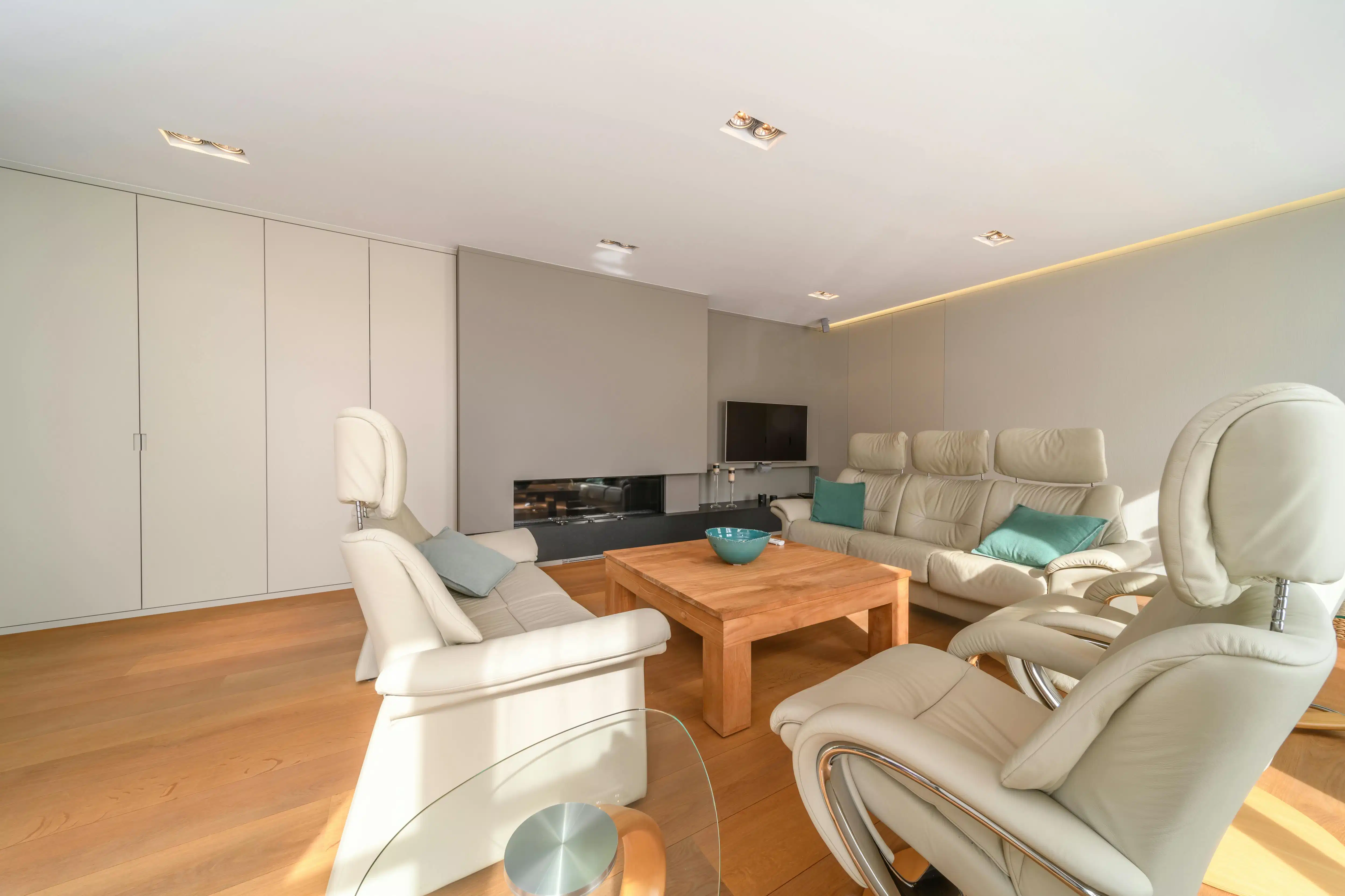 Herenhuis met ruime garage te koop in Izenberge. foto 2