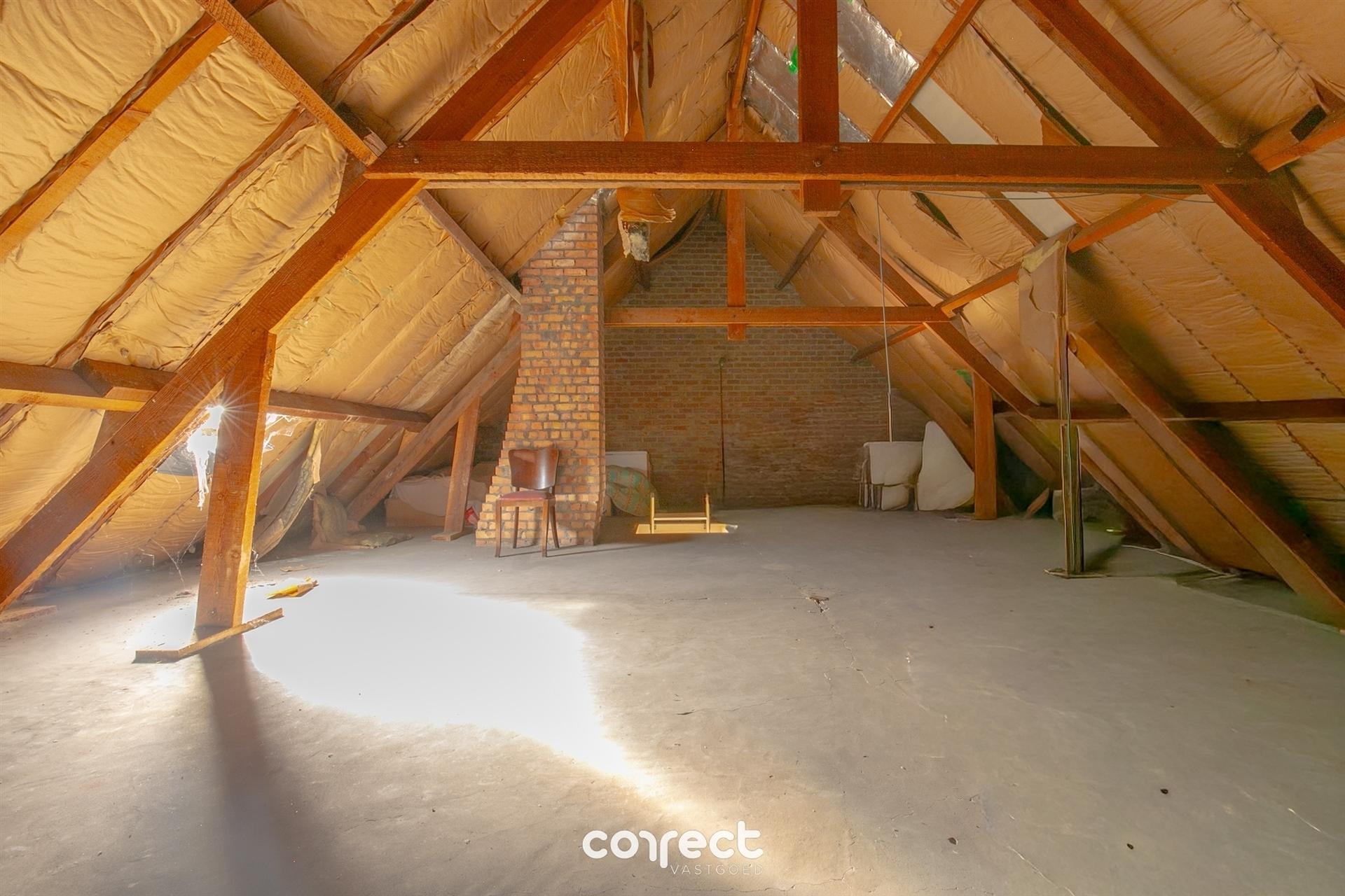 Goed onderhouden halfopen bebouwing met 4 slaapkamers, dubbele garage en tuin, vlakbij het centrum. foto 12
