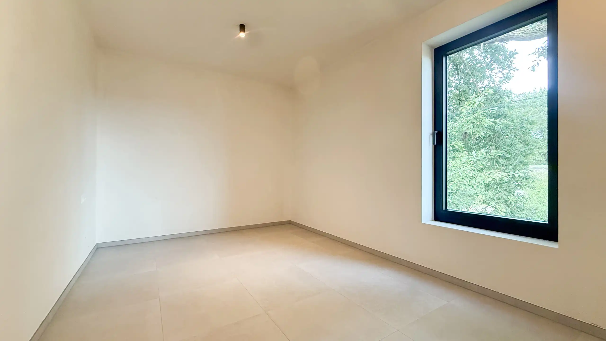 Kwalitatief afgewerkte nieuwbouwwoning op centrale ligging! foto 29