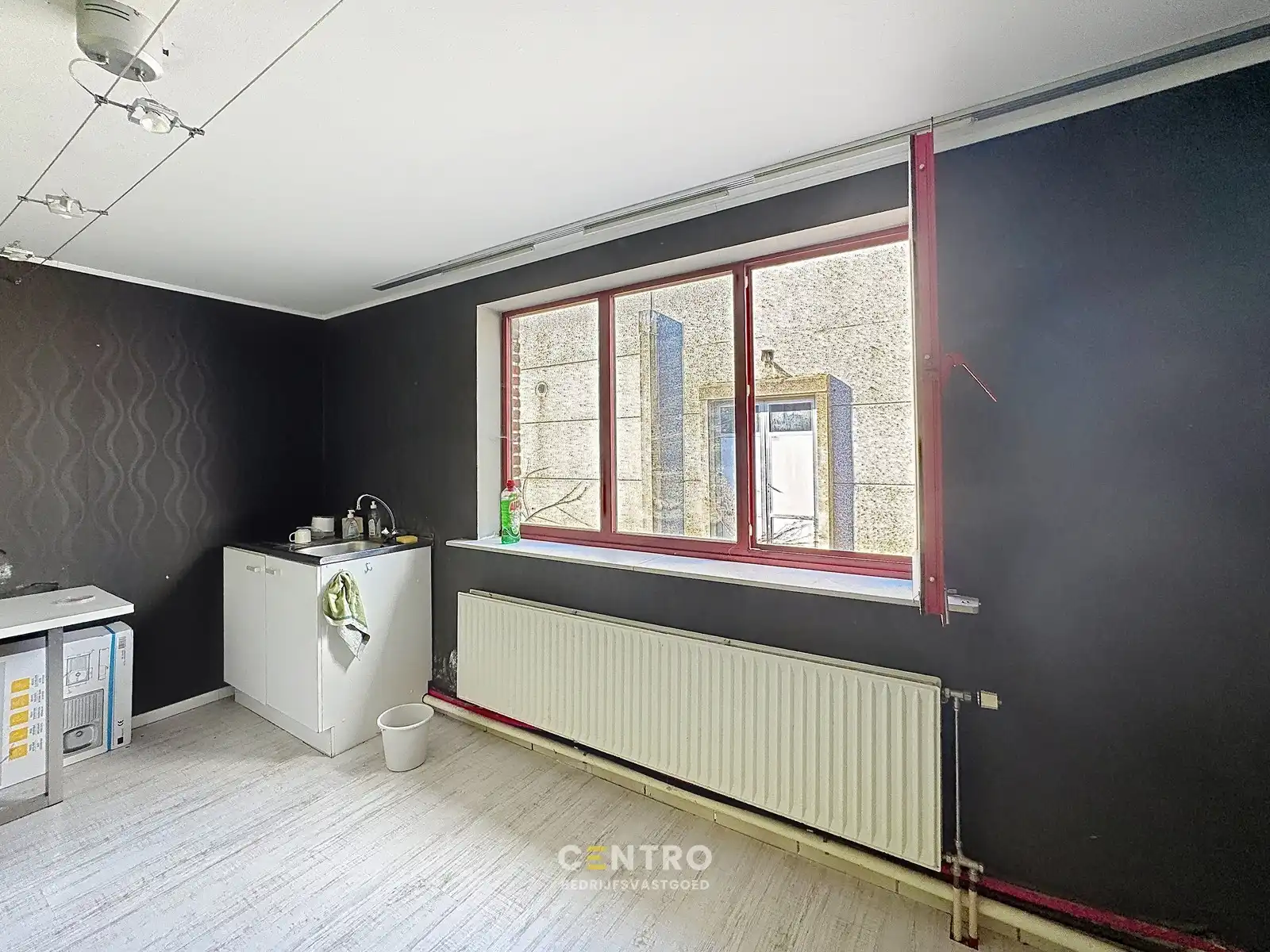 Instapklare OPSLAGRUIMTE (sectionaalpoort) met KANTOREN/TOONZAAL en private parkeergelegenheid voor de deur op ZICHTLOCATIE "Blauwe Toren" te Brugge. foto 11