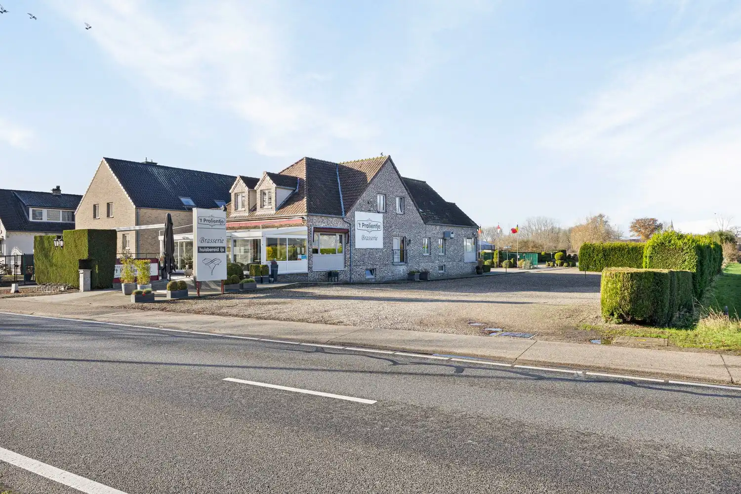 Bedrijfspand met woonst op perceel met commerciële mogelijkheden (ca. 38a) foto 4