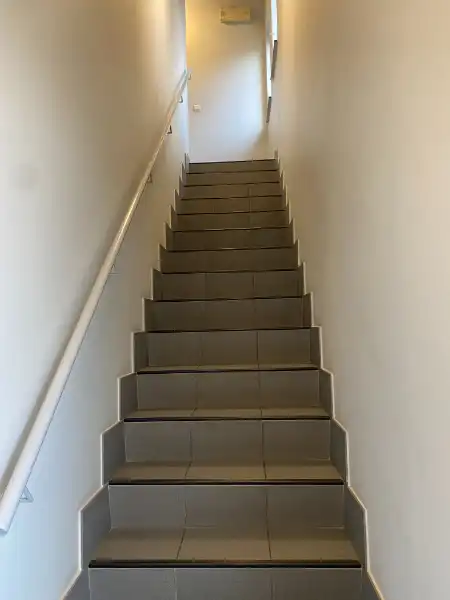 Verzorgd appartement met terras, parkeerplaats en private berging – interessante opbrengsteigendom foto 2