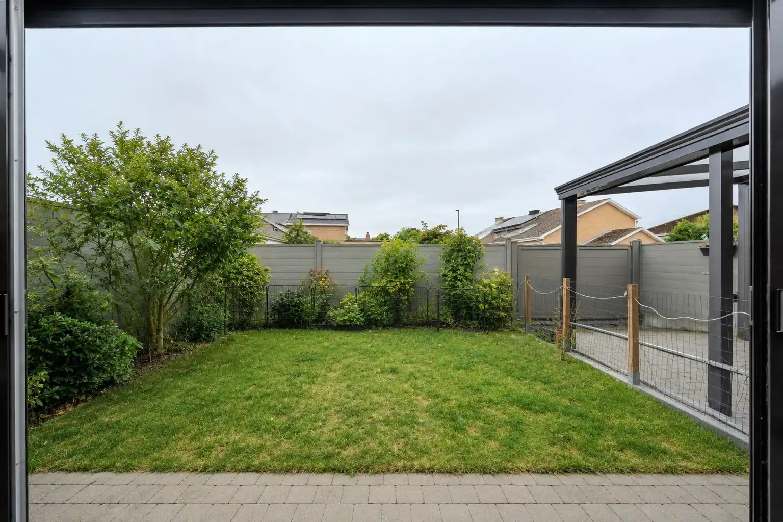 Charmante halfopen woning met zonnige tuin! foto 2