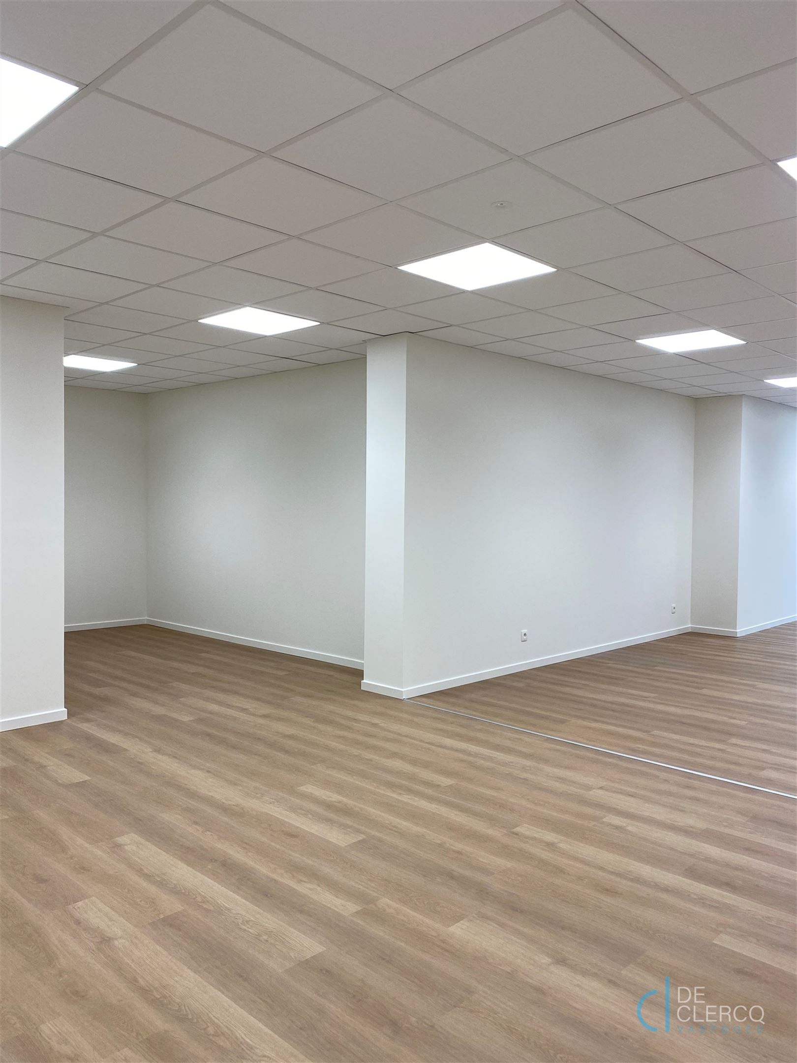 Nieuw, ruim kantoor met parking te huur centrum Lochristi!  foto 4