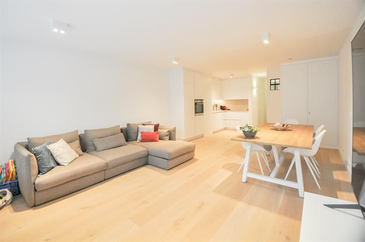 Volledig gerenoveerd, lichtrijk appartement op wandelafstand van zee en het commercieel centrum. foto 4