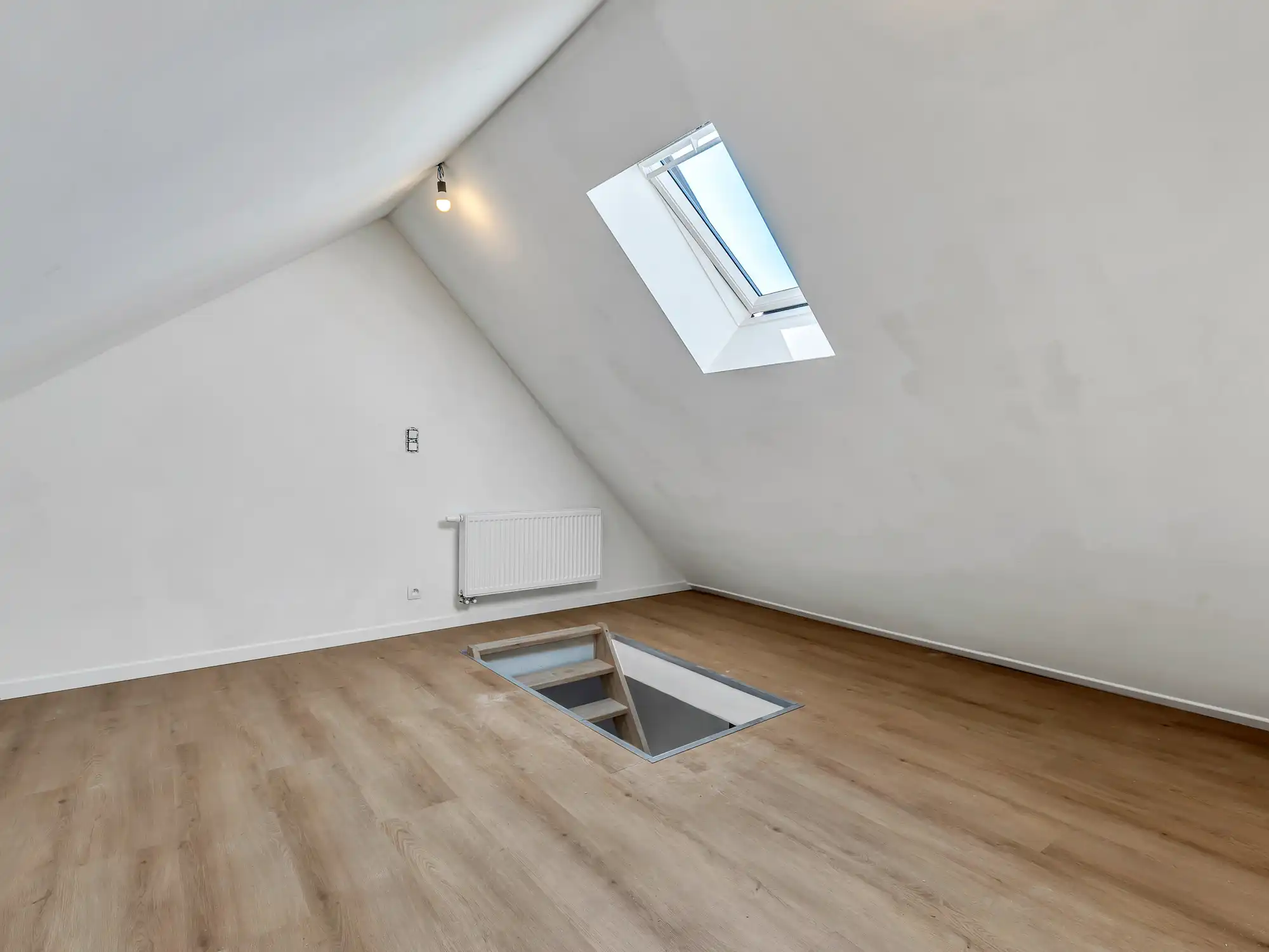 Gerenoveerde woning met ruime tuin en privéparking foto 11
