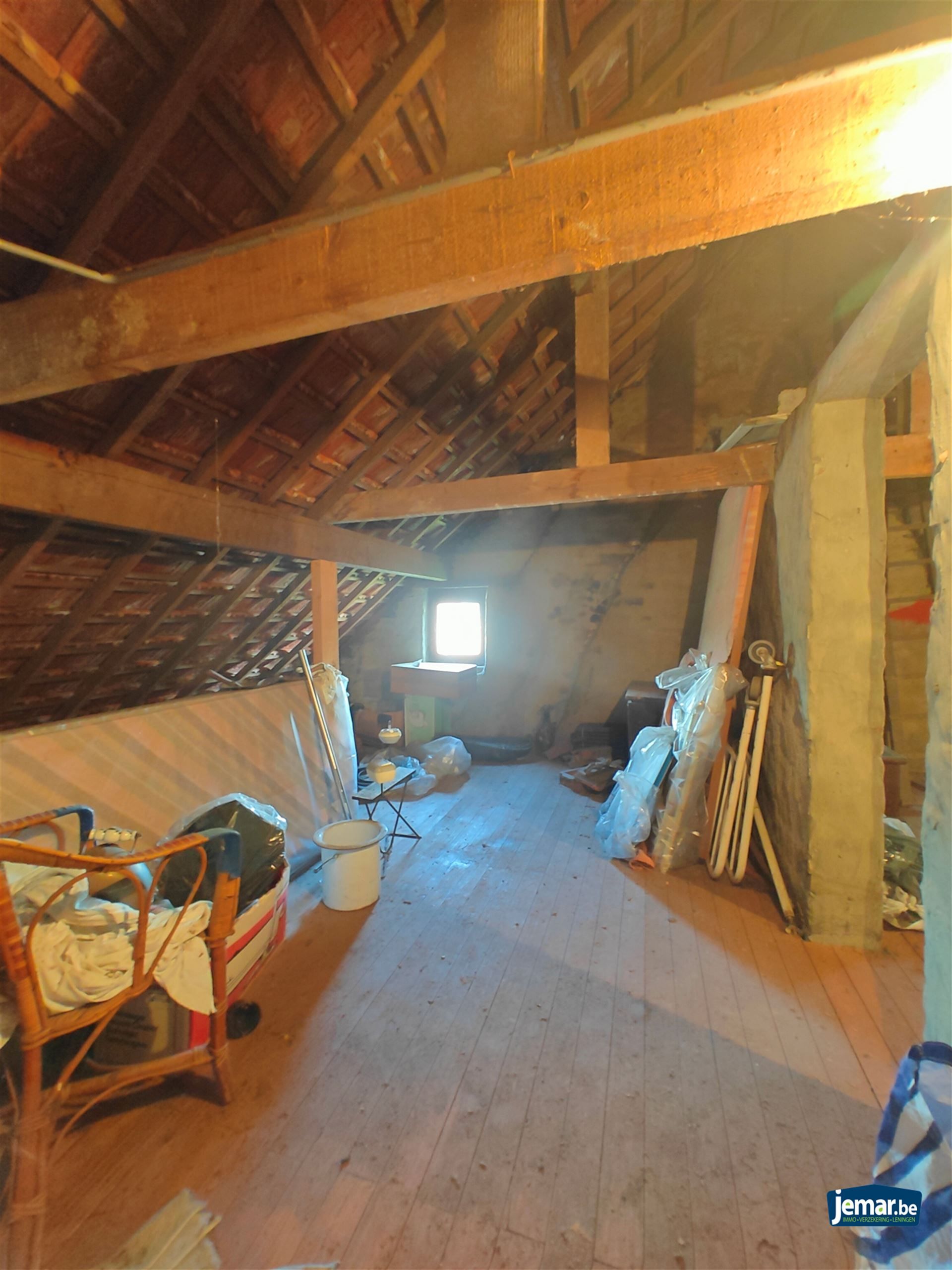 Ruime te renoveren woning met tuin, garages en eindeloos potentieel in Maasmechelen. foto 18