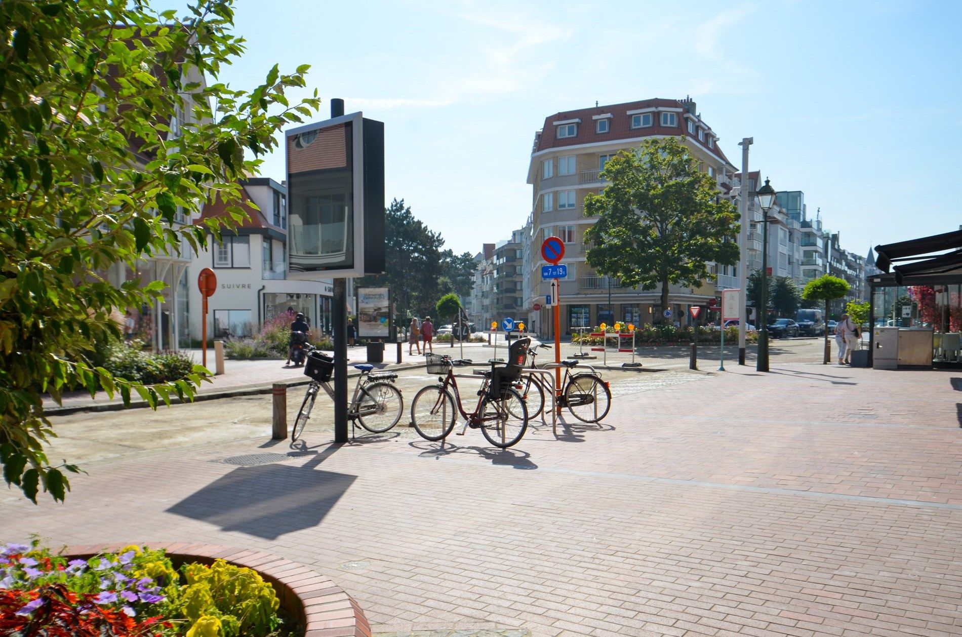 Centraal gelegen winkelruimte met uitstekende visibiliteit gelegen nabij het Driehoeksplein. foto {{pictureIndex}}