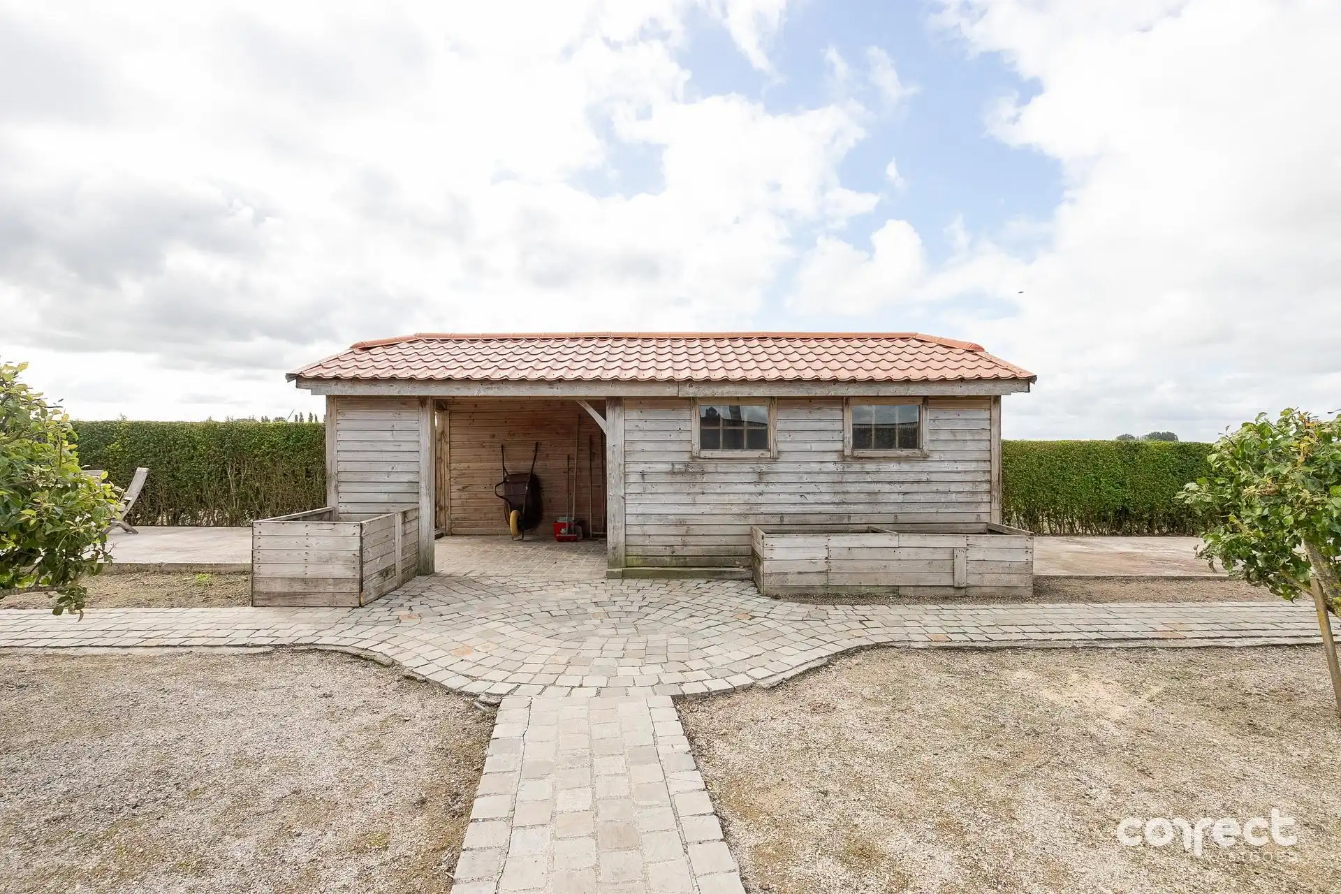 Landelijk gelegen woning op ruim perceel nabij de kust. foto 14