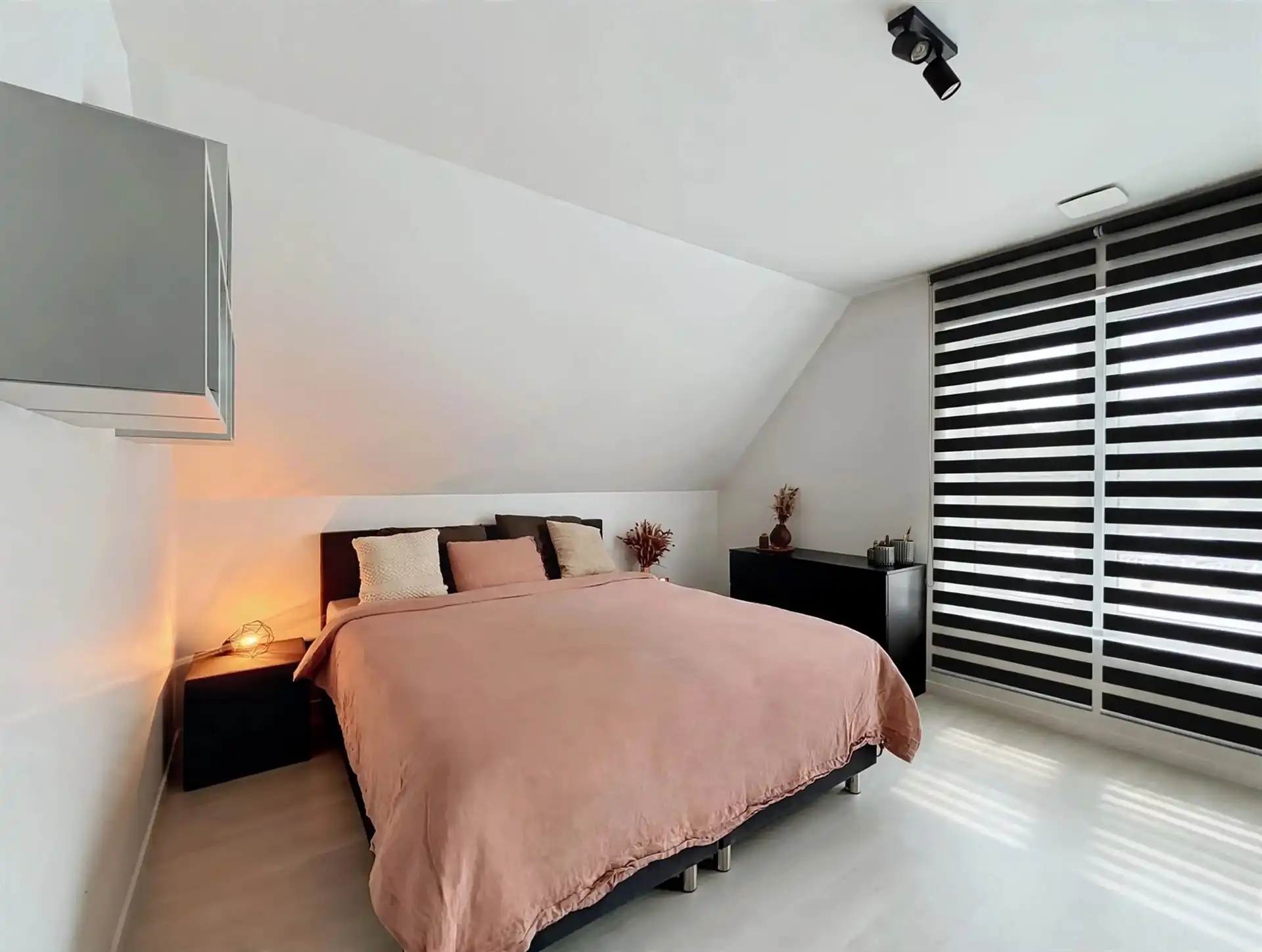 Energiezuinige half open bebouwing met 3 slaapkamers, ingemaakt zwembad en carport  op toplocatie  foto 13