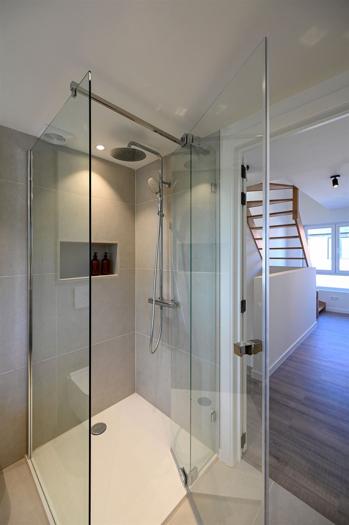 Mooi gerenoveerde woning met tuin en polderzicht foto 19