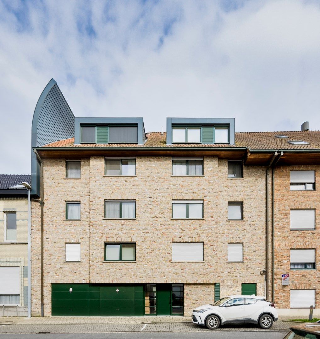 Zeer verzorgd en instapklaar duplex-appartement. met twee slaapkamers en zeer groot zonneterras - rustige omgeving - garagebox en aparte berging foto 2