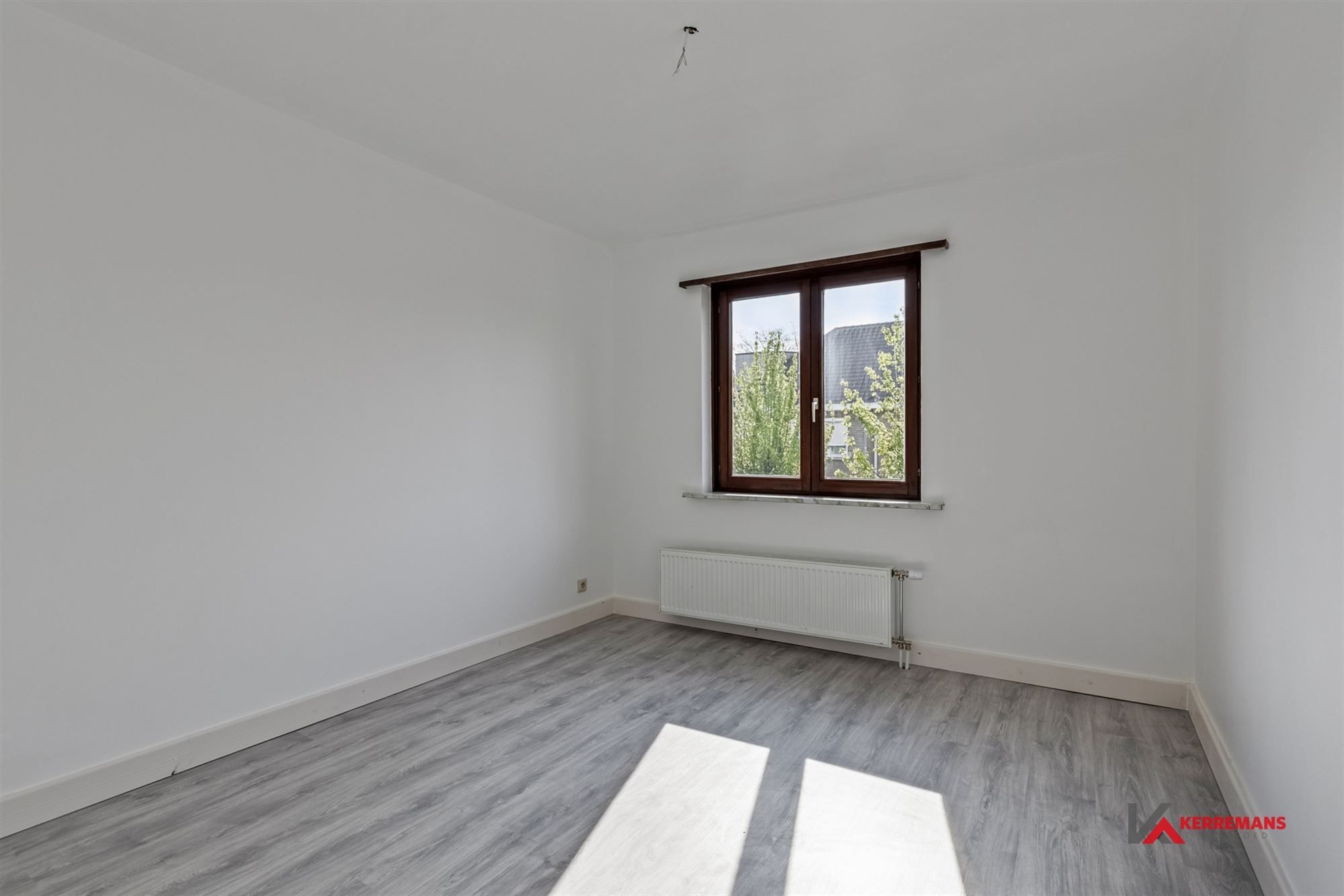 Half open bebouwing met 4 slaapkamers, tuin en garage. foto 9
