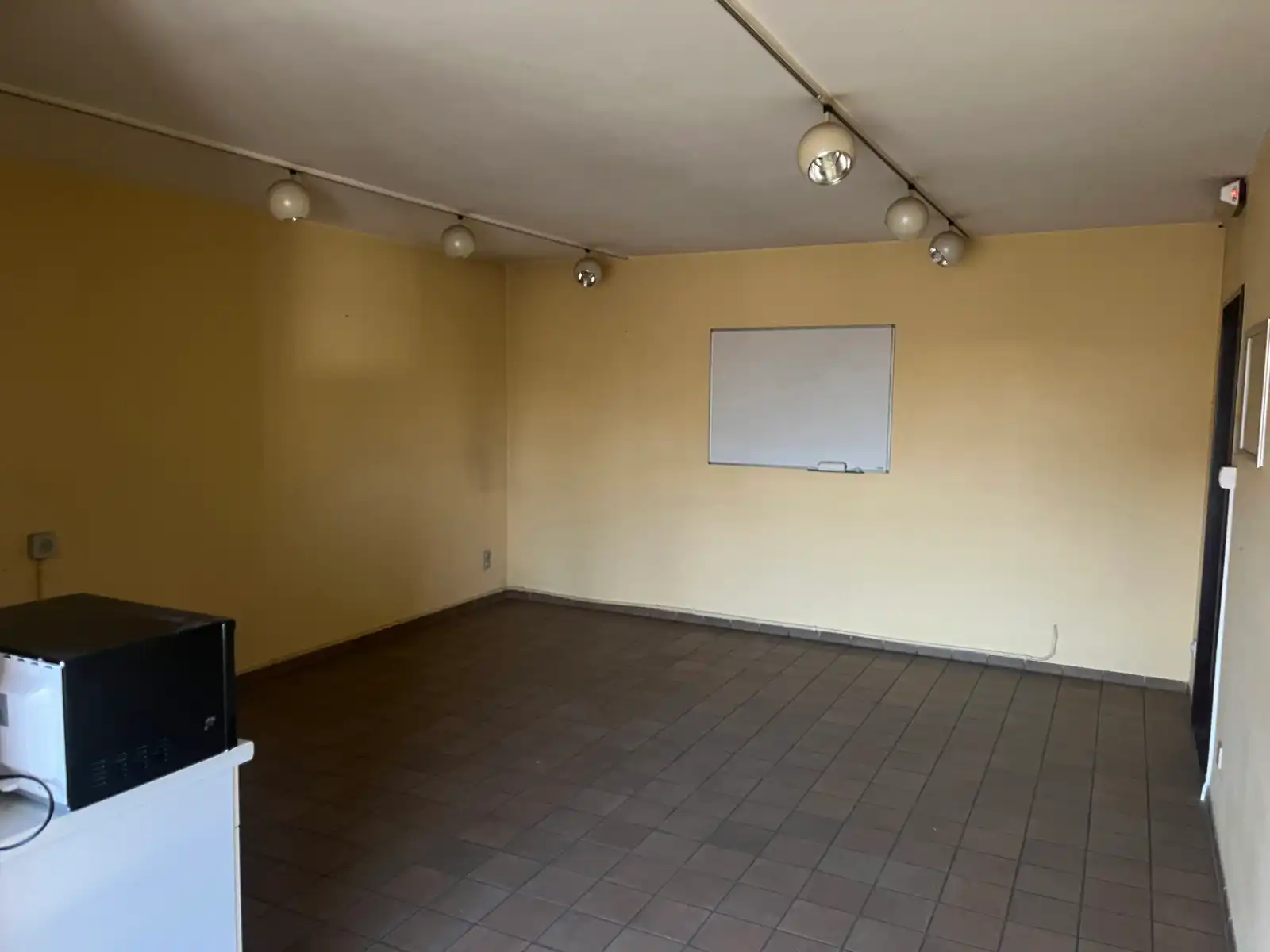 Opsplitsbare polyvalente handelsruimte met parking foto 18