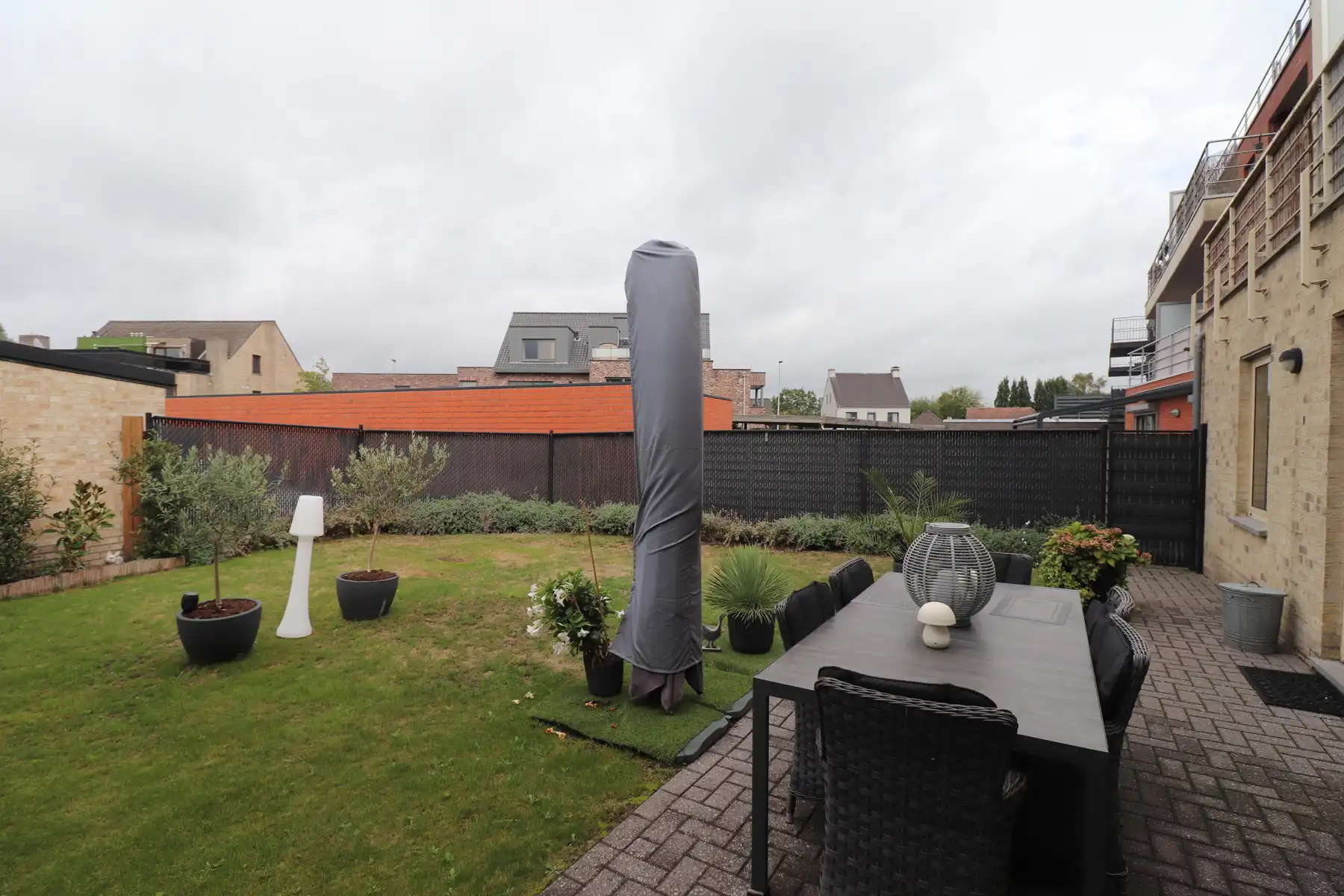 Een appartement op de benedenverdieping met tuin en garage. foto 11