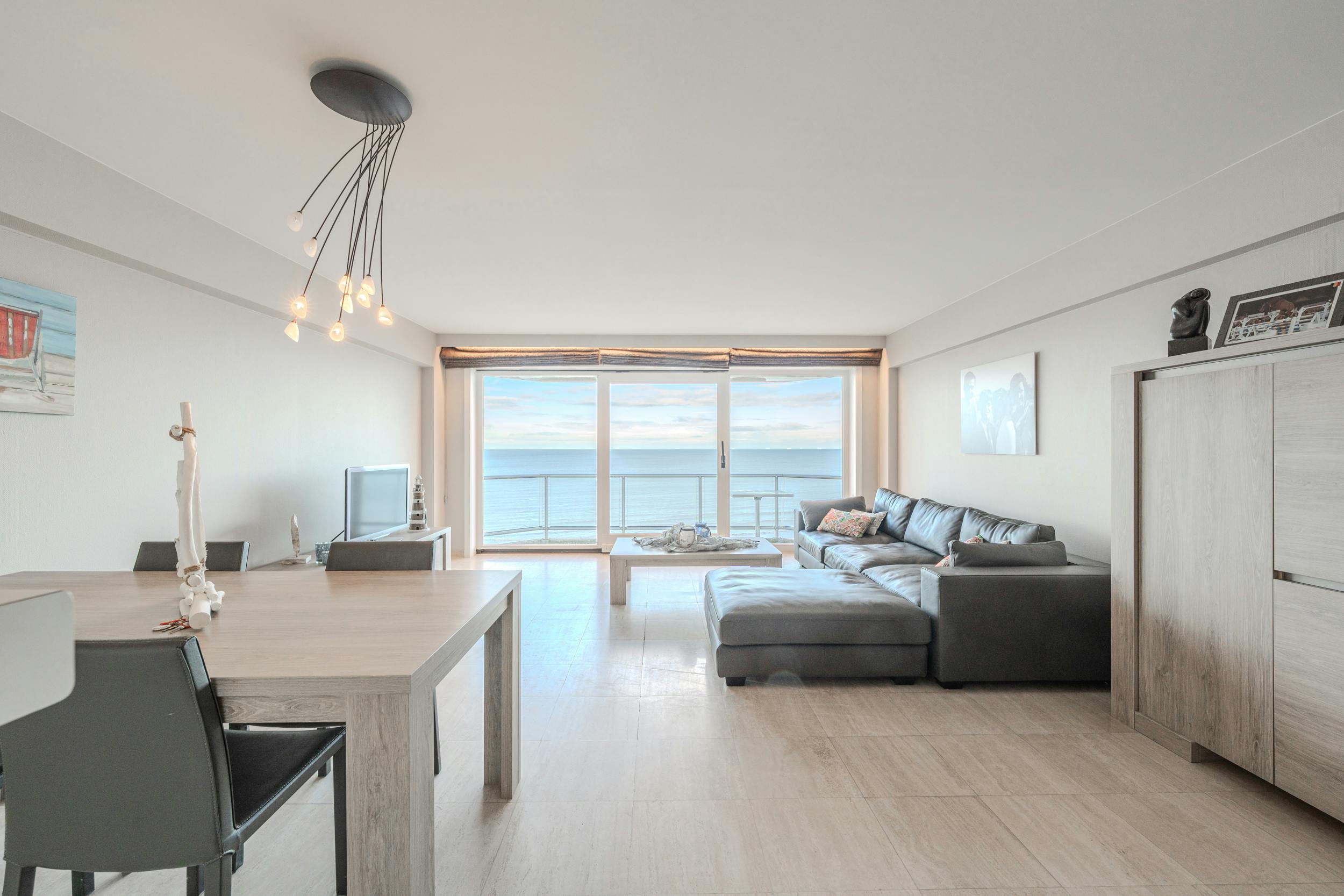 Ruim 2-slaapkamer appartement met frontaal zeezicht ! foto 2
