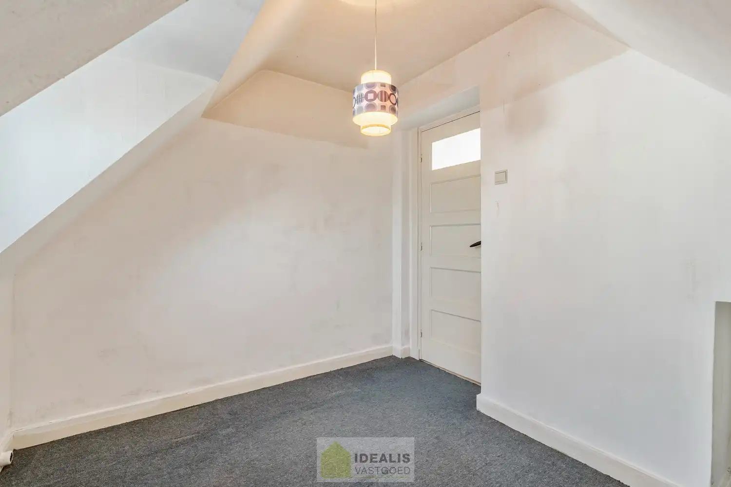 IDEALIS VASTGOED - Aangename vrijstaande woning op toplocatie te Boseind, Pelt. Deze woning omvat maar liefst +-149m² netto bewoonbare oppervlakte op een perceel van 6a 35ca met een ruime woonkamer met aansluitend uitgeruste keuken, maar liefst 3 slaapkamers of 2 slaapkamers met ruime dressing, badkamer, wasplaats, veranda en zeer ruime garage vlakbij de dorpskern van Boseind, Pelt! Uiterst geschikt voor kandidaten op zoek naar een naar eigen wens te renoveren betaalbare woning. foto 19