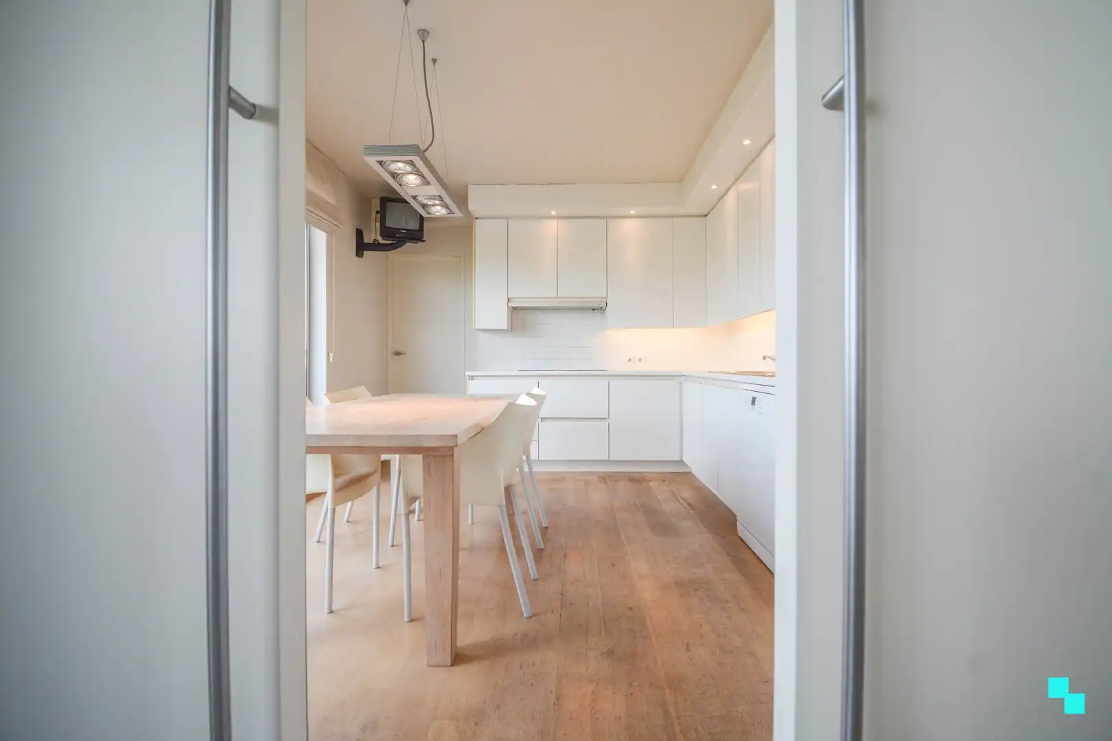 UItzonderlijk ruim appartement aan het water te Roeselare! foto 9