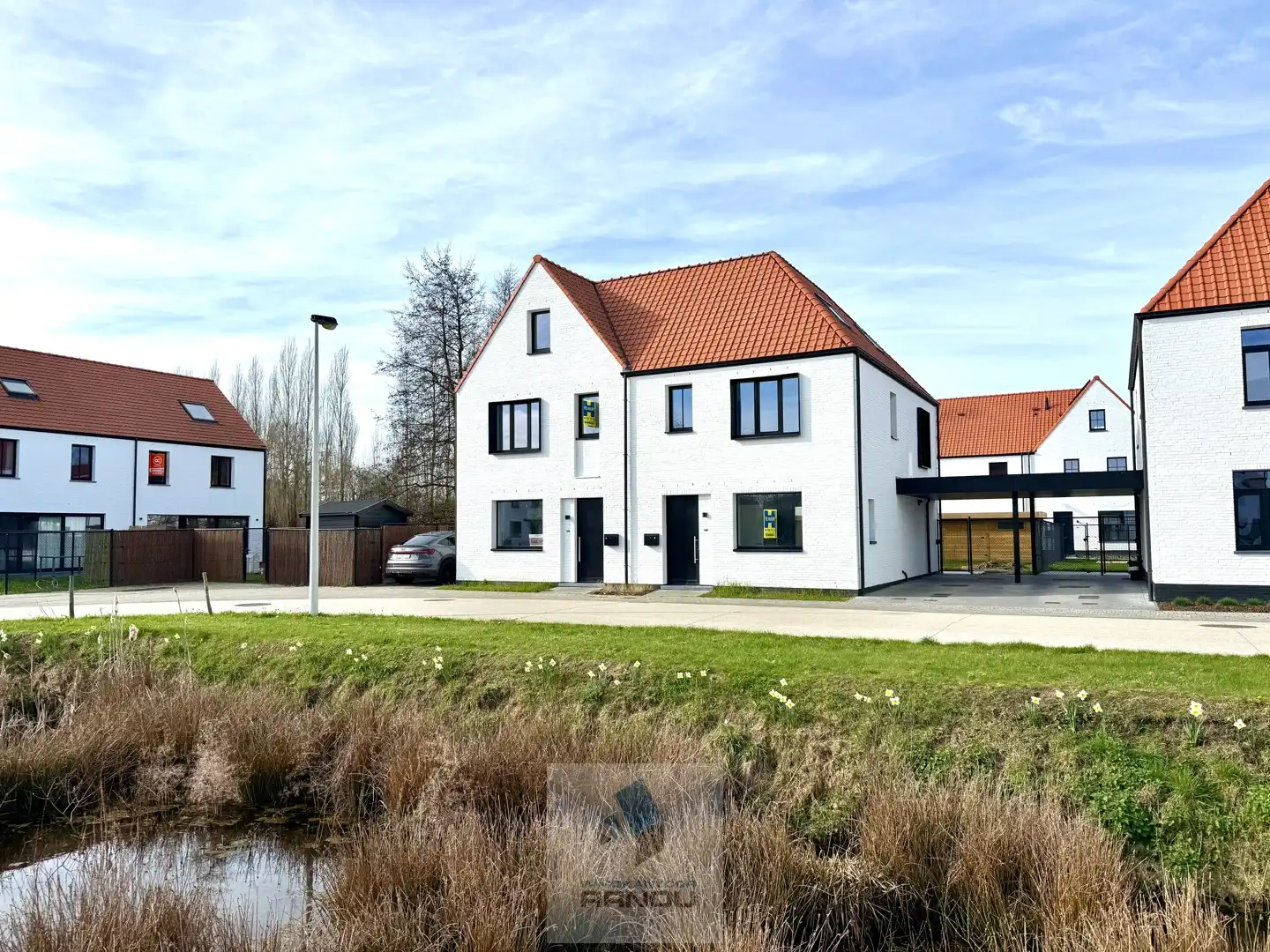 Nieuwbouwwoning met 3 slaapkamers, tuin en carport foto {{pictureIndex}}