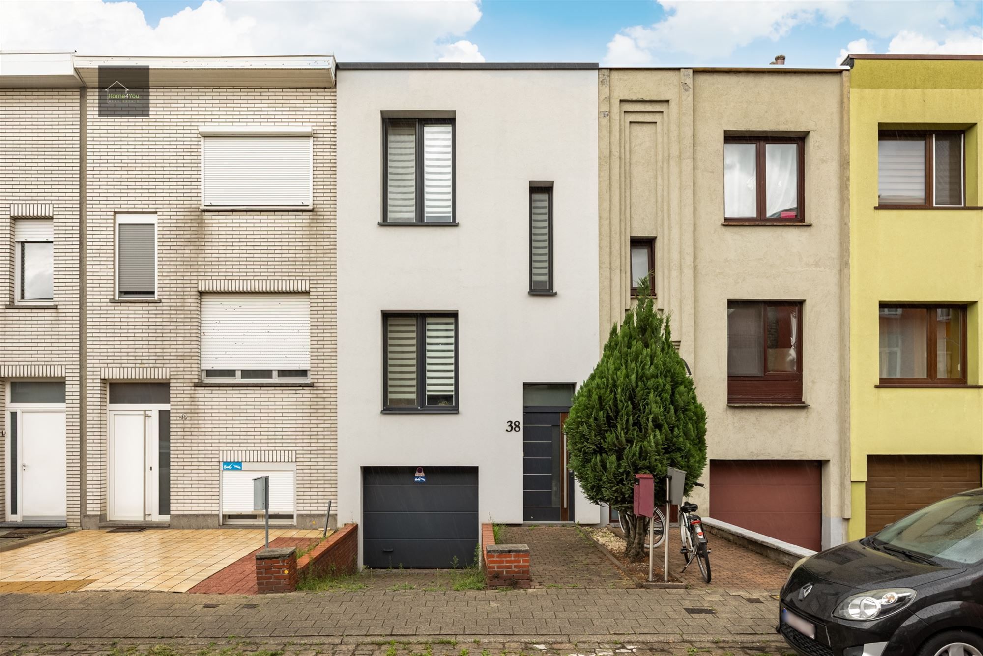 Instapklare woning met garage, oprit en stadstuin in hartje Deurne foto {{pictureIndex}}
