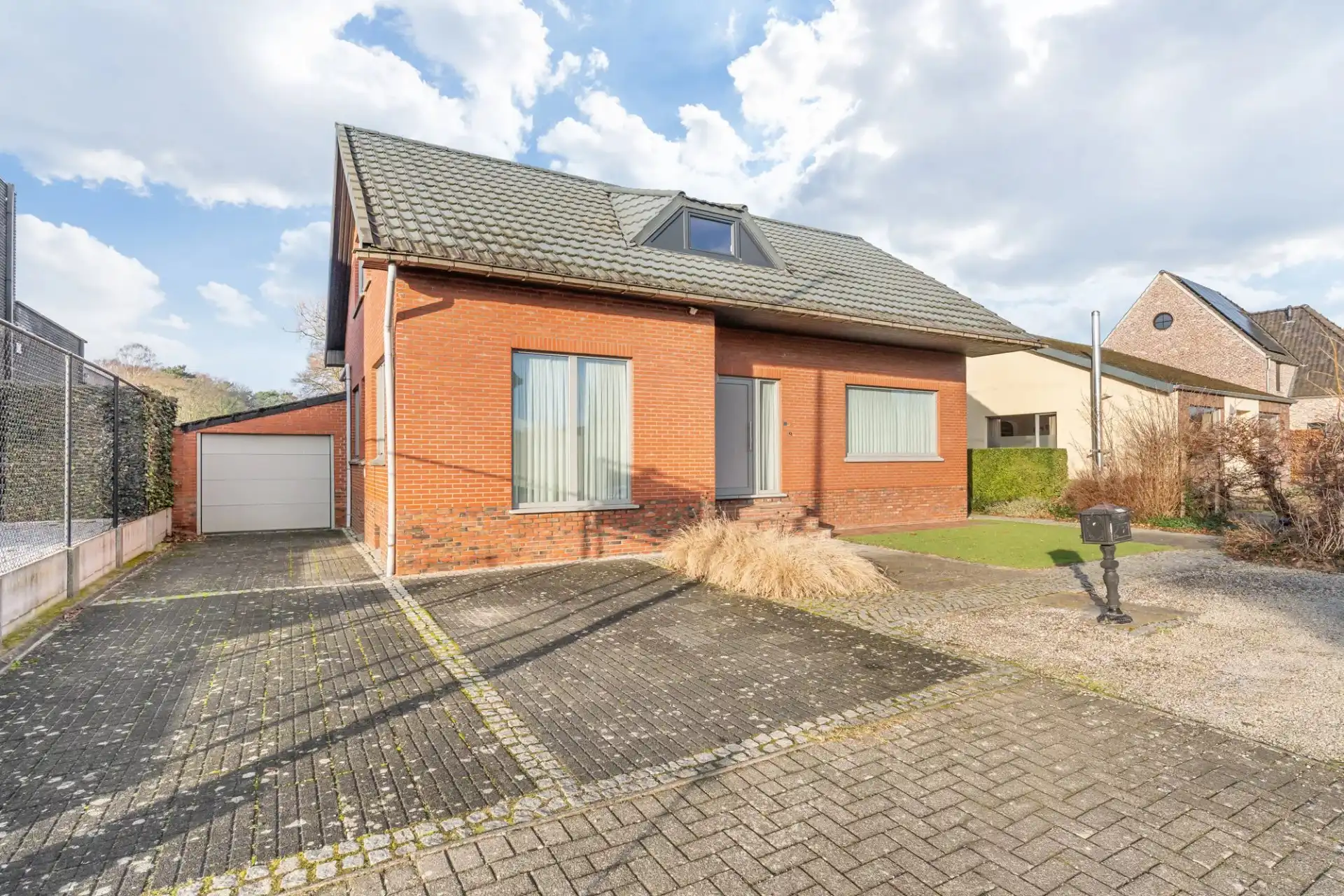 Ruime woning in rustige straat te Koersel foto 16