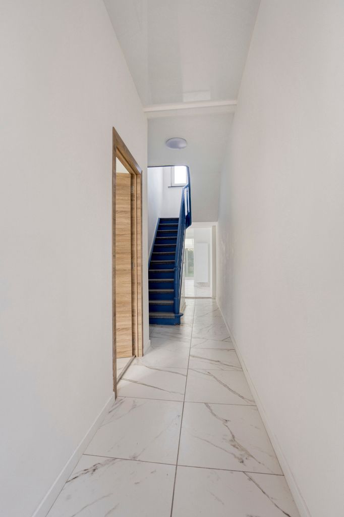 Volledig gerenoveerde gesloten bebouwing te Drogenbos foto 2